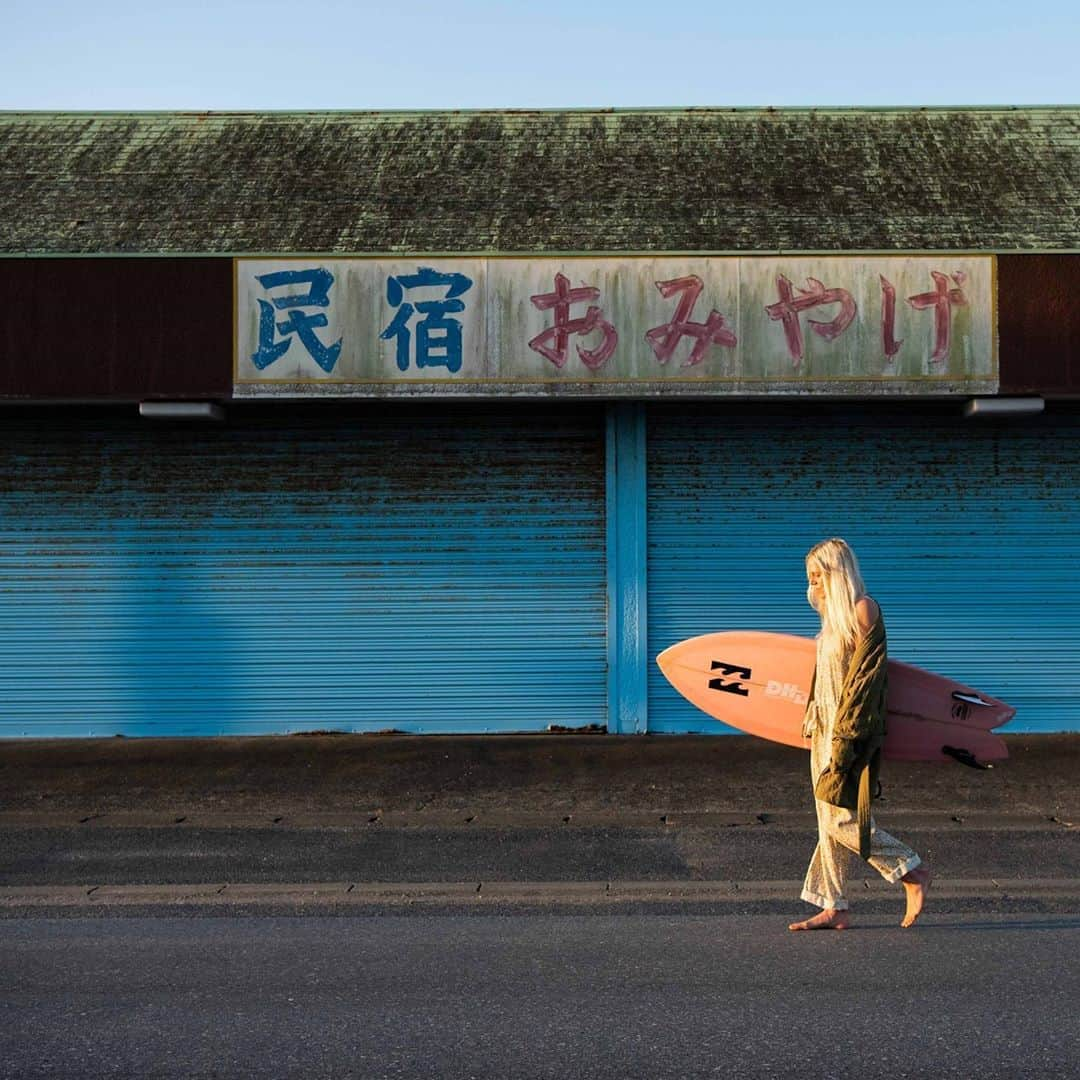 BILLABONG WOMENSさんのインスタグラム写真 - (BILLABONG WOMENSInstagram)「We landed in Tokyo and headed straight to Chiba, one of Japan’s top surf areas and where the Olympic Games will eventually be held. Conditions were lackluster, but the stoke was high as @shinomatsuda showed us the locals-only guide to this quiet beach town... #KnowTheFeeling」8月23日 1時02分 - billabongwomens