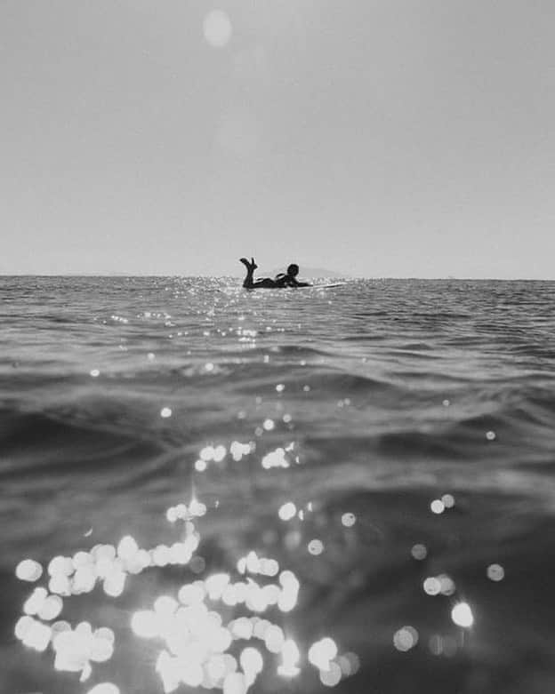 カレントエリオットのインスタグラム：「brb, paddling to paradise 🤙」