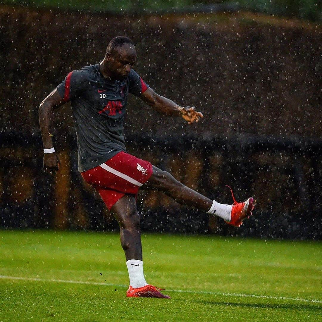 リヴァプールFCさんのインスタグラム写真 - (リヴァプールFCInstagram)「B̶r̶i̶t̶i̶s̶h̶ Austrian summer time 😁🌧☔️ #LFCPreSeason #LFC #LiverpoolFC #Austria」8月23日 1時05分 - liverpoolfc