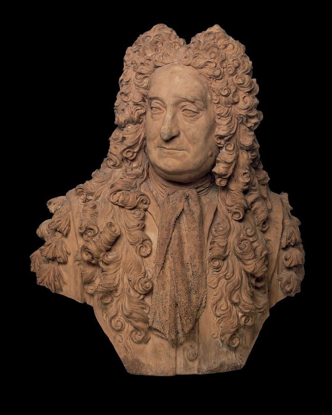 のインスタグラム：「Sir Hans Sloane bequeathed his collection to the nation in 1753 on the condition that a new, freely accessible public museum be created to house it. His collection of books, natural history specimens and objects became the foundation of the British Museum.   Like many collectors of his era, Sloane’s collecting is tied closely to empire and slavery – he and his family profited from sugar plantations in Jamaica worked by enslaved people, and some of the objects in his collection were also collected with assistance from English planters and enslaved people. So how do we navigate Sloane’s story today?  Our special podcast episode explores Hans Sloane’s life, legacy and collection. Guests Miranda Lowe and James Delbourgo join Director Hartwig Fischer and curator Sushma Jansari to examine the role of slavery and enslaved people in Sloane’s collecting practices and consider how museums should respond to these histories. Listen via the link in our bio, or search for ‘British Museum podcast’ on any major podcast platform – excerpts below.  ‘For the first time, we are bringing this enslaved African story into this conversation. They would not, at that point in time, be able to bring their own voices and narratives to it, other than Sloane himself documenting and writing about it, from his perspective’ – Miranda Lowe is Principal Curator and museum scientist at the Natural History Museum.   ‘Sloane embodies the kinds of difficult histories and connections ...that we have taken far too long to talk about... [Yet] Sloane’s radical vision of public, universal access to collections is something that we still cherish’ – James Delbourgo is the James Westfall Thompson Distinguished Professor of History at Rutgers University, New Jersey.  The Museum is developing plans for new displays and programmes to address questions around collecting, empire and the transatlantic slave trade. This work will evolve over time and we will continue to engage in these crucial debates and discussions.  You can visit a newly updated display about Sloane’s collecting and his relationship with empire and slavery in Case 14, Room 1. We’re reopening on 27 August – find out more on our website.」