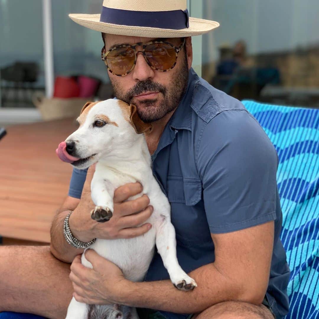 ジェレミー・ピヴェンのインスタグラム：「Was lucky enough to hang with this little  guy... Elliot’s so photogenic that not even my blue steel can pull focus from him.  The perfect companion, have a brilliant weekend」