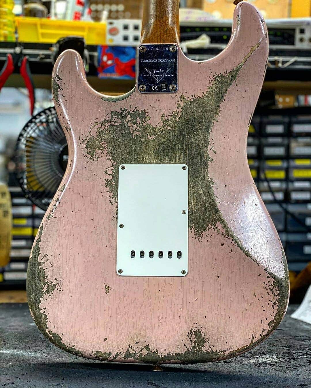 Fender Guitarさんのインスタグラム写真 - (Fender GuitarInstagram)「Here's something for you to chew on this #Straturday morning — a bubble gum pink relic Stratocaster from the @fendercustomshop 🍬  Repost: @sti_mike_」8月23日 1時09分 - fender