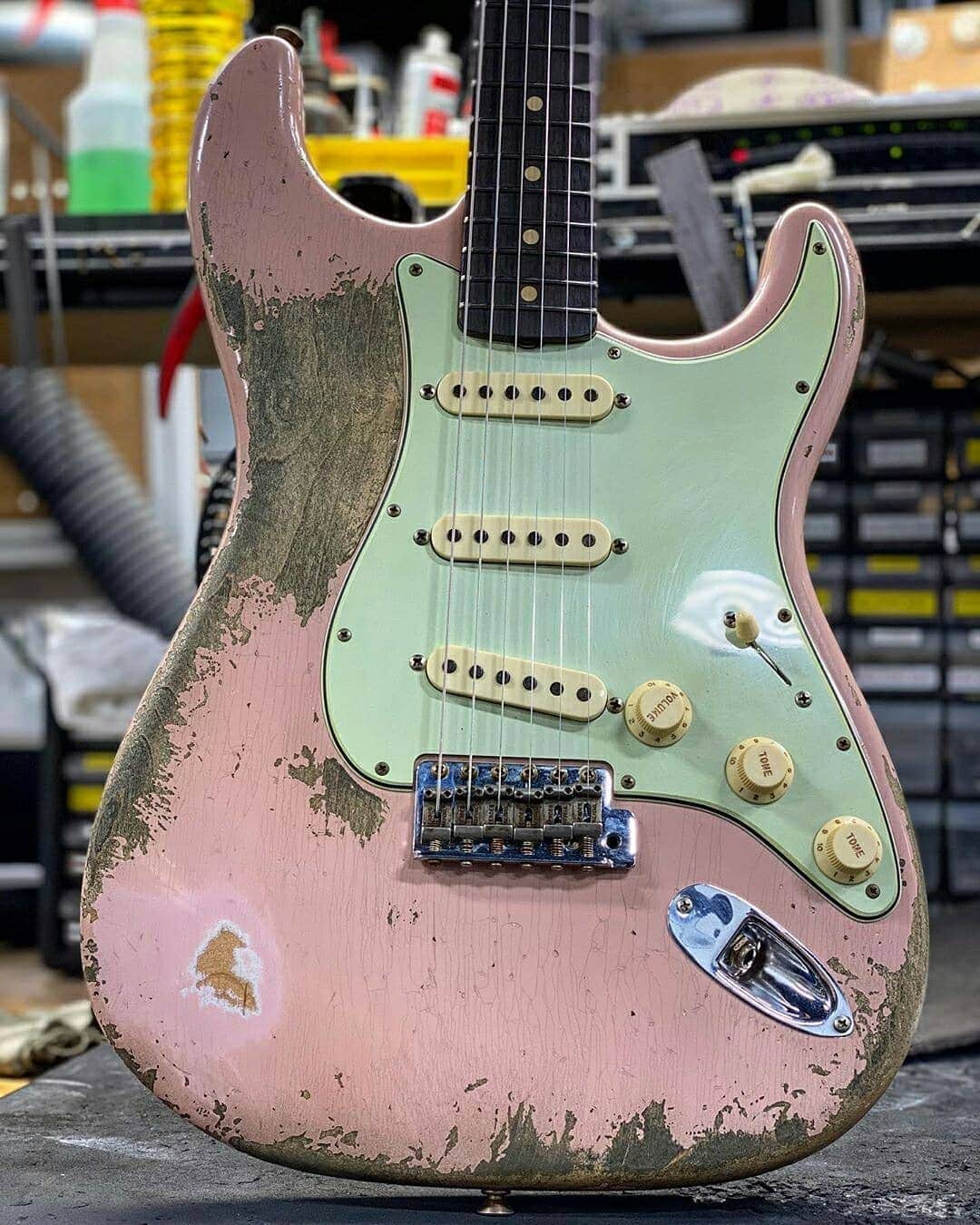 Fender Guitarさんのインスタグラム写真 - (Fender GuitarInstagram)「Here's something for you to chew on this #Straturday morning — a bubble gum pink relic Stratocaster from the @fendercustomshop 🍬  Repost: @sti_mike_」8月23日 1時09分 - fender