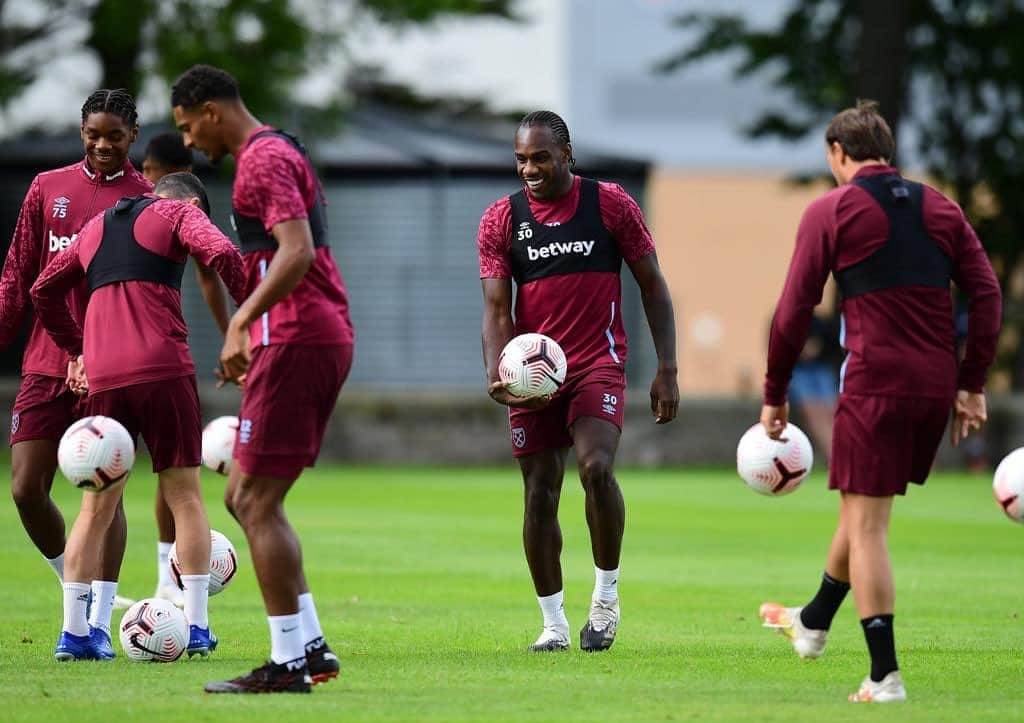 マイケル・アントニオさんのインスタグラム写真 - (マイケル・アントニオInstagram)「The fun begins when the balls come out 🤪🤣⚽️」8月23日 1時09分 - michailantonio