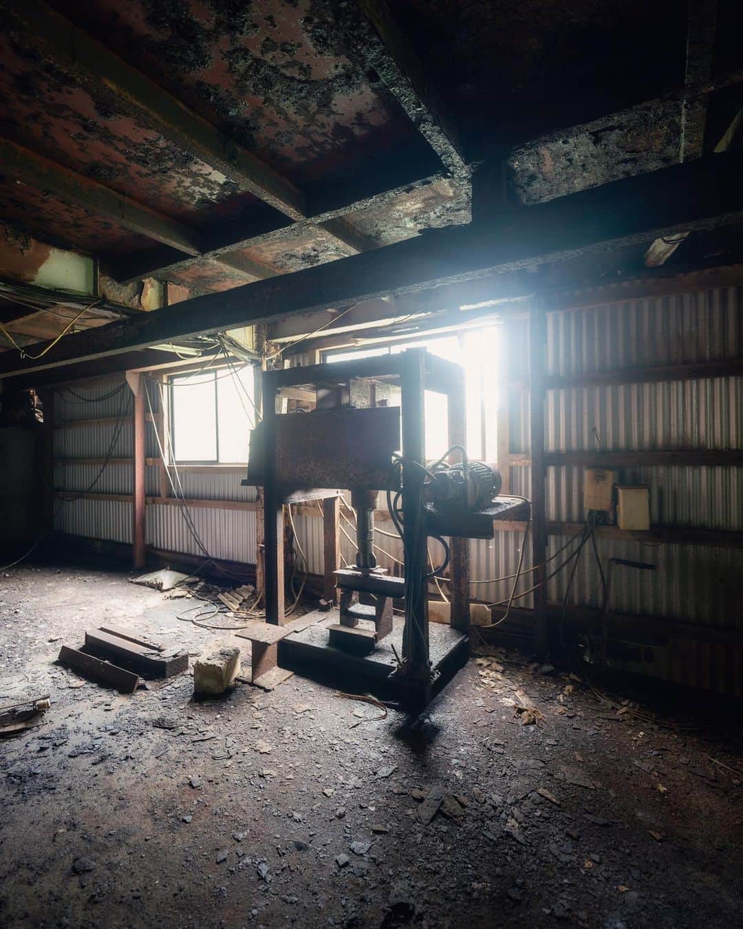啝 （わ）のインスタグラム：「strobo light 𓆲 𓆲 𓆲 #abandonedafterdark #urbex_supreme #desertedplaces #abandon_seekers_ #urbex_regards #welcometwoneverland #kings_abandoned #abandonedcentral #the_urbex_institute #renegade_abandoned #rsa_preciousjunk #glitz_n_grime #gotrespassing #savethedecay #bandorebelz #abandoned_addiction #abandoned #urbex #global_urbex #urbex_utopia #abandonig #allabandoned #urbex_kings #sombrexplore #grime_lords #urbxtreme #all_is_abandoned #discarded_butnot_forgotten #廃墟 #made_in_decay」