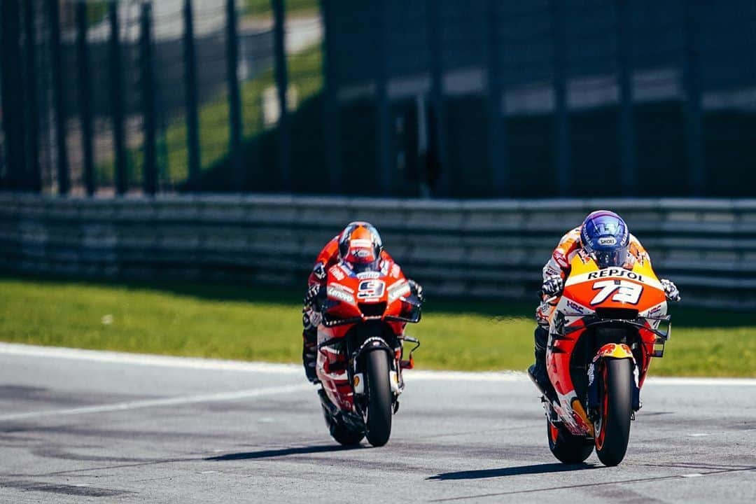 レプソル・ホンダのインスタグラム：「The hunt 🐅 ⠀⠀⠀⠀⠀⠀⠀⠀⠀ 🇦🇹 #AustrianGP #MotoGP #AM73 #AlexMarquez #SB6 #StefanBradl #Repsol #Honda #RepsolHonda #HRC #RC213V #ThePowerOfDreams #Racing #Motorcycle #Team #OneHeart #RedBullRing」
