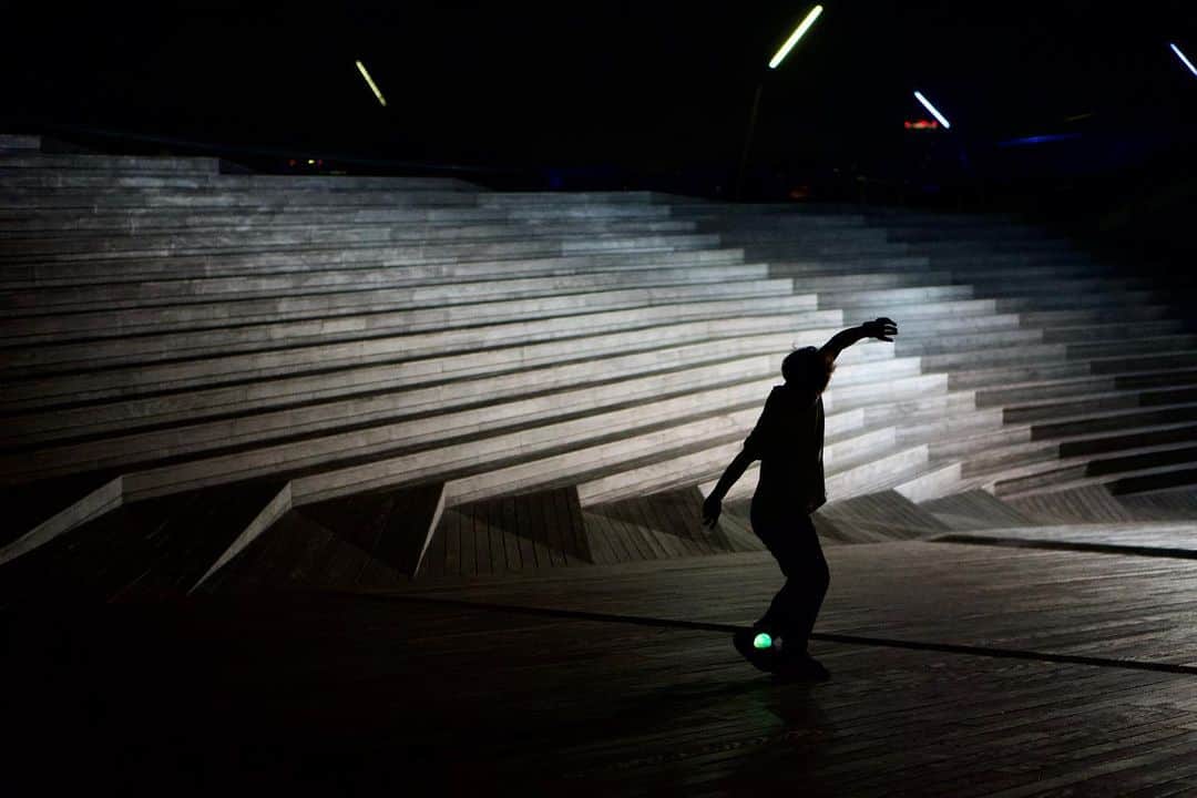 石田太志のインスタグラム：「Light footbag in the dark. ･ #footbag #taishiishida #freestyle #soccer #follow #worldchampion #performance #performer #instagramer #hackysack #Yokohama #Japan #night #light」