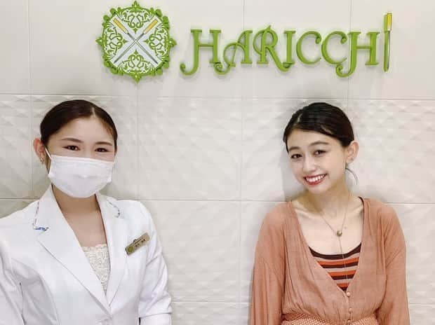 木野園子のインスタグラム：「先日久しぶりのHARICCHI @ginza_haricchiに行ってまず顔色がとても良くなって、毎日凝ってると感じている肩と首も軽くなって、2〜3日後の肌の調子がとても良くなりました✨最初はあまり間を空けずに続けると安定してくると聞き少し詰めて通ってます。 そして、偶然その日の夜に一緒に食事をした友達も気になっていたと行ってみたいという話になって。私のインスタを見たと言っていただくとディスカウント特典として初回5390円+鍼オプション5本プレゼントになるとのことです！是非使ってみて下さい🦙  #HARICCHI #ハリッチ #銀座ハリッチ #美容鍼」