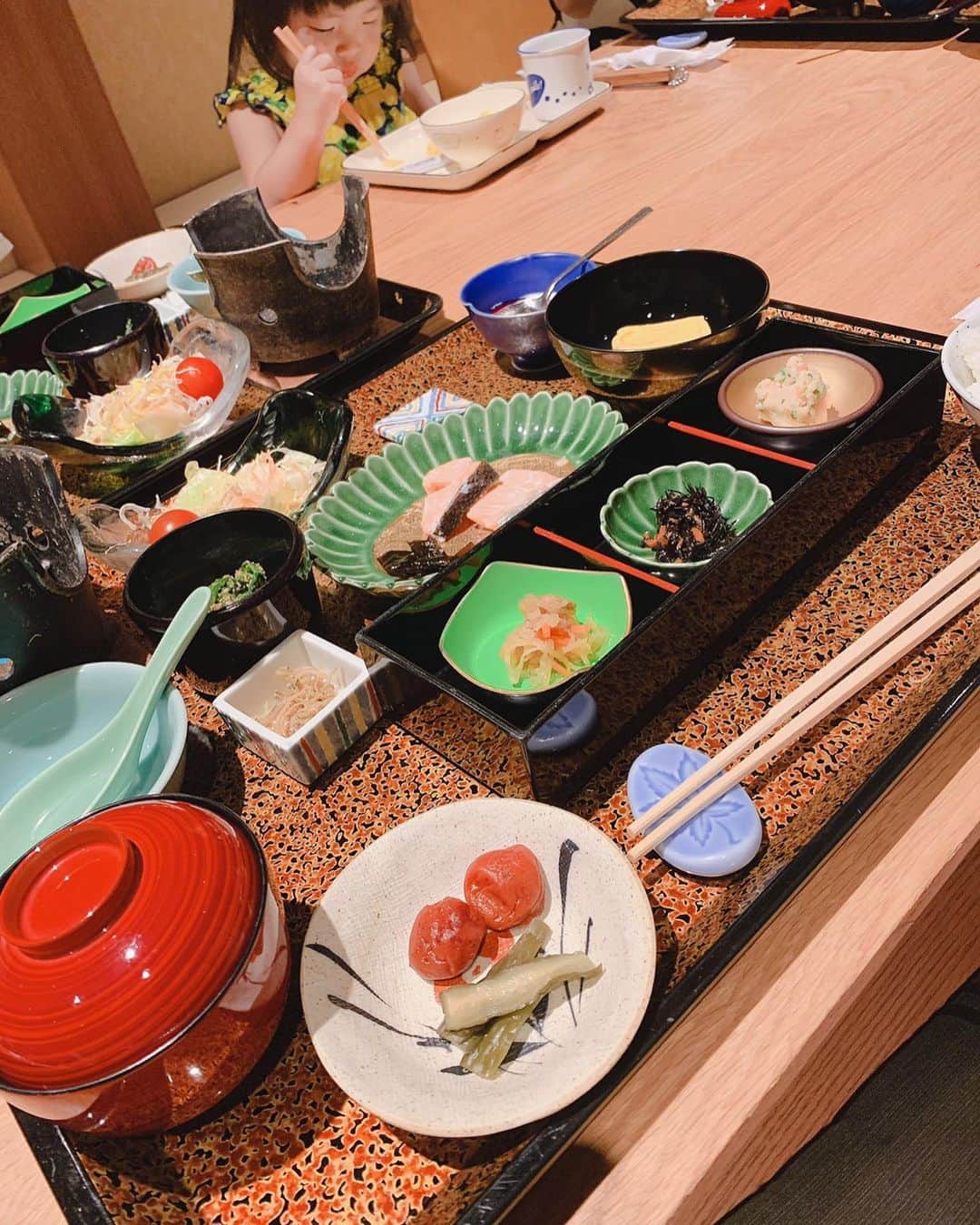 星野光正のインスタグラム：「岐阜下呂温泉 小川屋 旅行記 2  2日目前半  1日目を終え、朝すぐに旅館泊での楽しみがやって来ます。  朝風呂と（時間帯で男女の湯が入れ替わるので昨日入れなかった有名な畳風呂へ）  そう朝食です♪  宿泊中、固定の個室でご飯を頂くかたちでした。 そういったところも安心して過ごせる配慮でした。  俺だけやないばず、なぜ旅館の朝食はあんなに美味いんやろか？ 特に小川屋さんは何かのフェスを朝食部門で2度の日本一を果たしてたと。  ちょっと小ぶりのお茶碗４回ぐらいおかわりしました♪  朝から腹パンw  そして今回子供達へ目玉、川遊び！ 俺がちっさい頃川遊びは当たり前やったけど今の子供らはそうやないんやないかと川遊びをさせたく、岐阜県馬瀬西村の『水辺の館』という場所でアマゴ掴み獲り体験を予約してBBQ &  川遊びをして来ました♪  昼食を済ませてその場から少し上流へ歩き川遊び！ 川の水の冷たさに驚き、膝下の川の流れでも大人が溺れる事も有ると怖さを教え、魚は普通に泳いでいると興奮し、自然の遊びに触れて大満足そうでなによりでした♪  宿への帰りの車中で息子達は『楽しかった〜』を連呼w そう言ってくれて嫁さんと一緒に計画練った事が報われて父ちゃん達も嬉しいよっと♪  朝10時から出掛け、帰りは夕方4時前ぐらい川で目ぇいっぱい遊んだ♪  つづく  #プロダーツプレイヤー #ダーツインストラクター #ダーツ #エスダーツ #エスダーツオフィシャルプレイヤー #星野光正 #星野飯 #三児のパパ #アラフォーパパ #料理好き #小川屋  #馬瀬川  #水辺の館  #アマゴつかみ取り  #旅館の朝食  #川遊び  #下呂温泉  岐阜と言えば #恋川純弥」