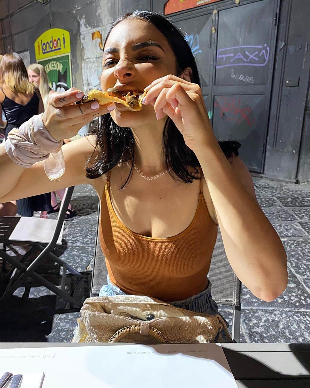 sananasのインスタグラム：「Bon appétit ou Buon Appetito comme vous voudrez 🍕! C’est quoi votre pizza préférée ? Moi j’aime la classique Marguerita mais j’aime beaucoup celles aux champignons et ou à la truffe 😱🥰  #VivaLaPizza #Napoli #Naples #ViaDeiTribunali」