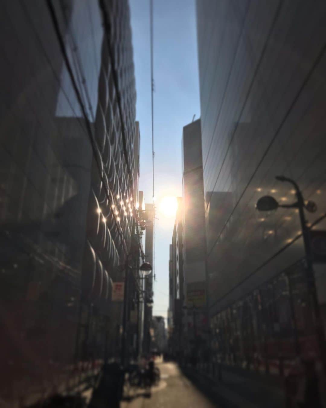 桂さんのインスタグラム写真 - (桂Instagram)「日が傾く  #sun #sunlight #sky #building #street #reflection #silhouette #cityscape #landscape #日光 #陽光 #日影 #空 #建物 #街路 #反射 #陰影 #街角 #景」8月23日 1時39分 - astrology_tarot