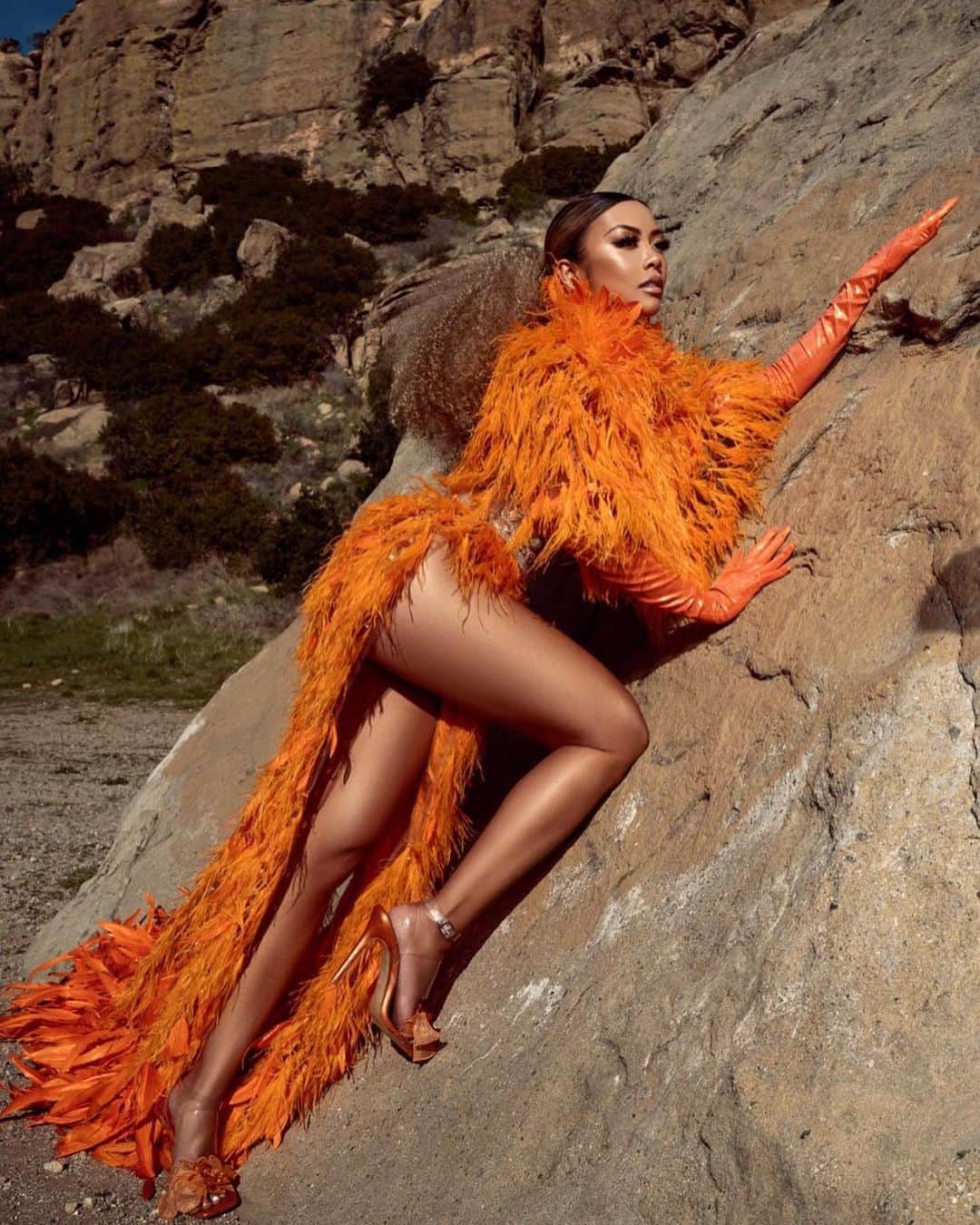 リアン Vのインスタグラム：「Leo Energy 🦁 Another year another blessing! Thank you God! 🙌🏽 #itsmybirthday 🥳」
