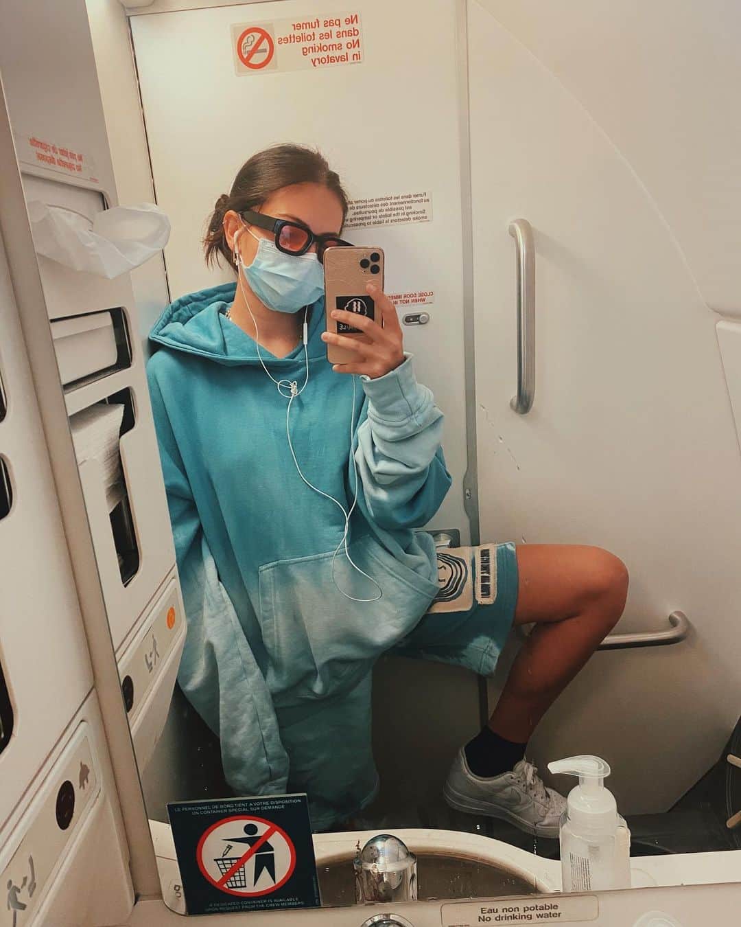 ティラーヌ・ブロンドーのインスタグラム：「✈️」