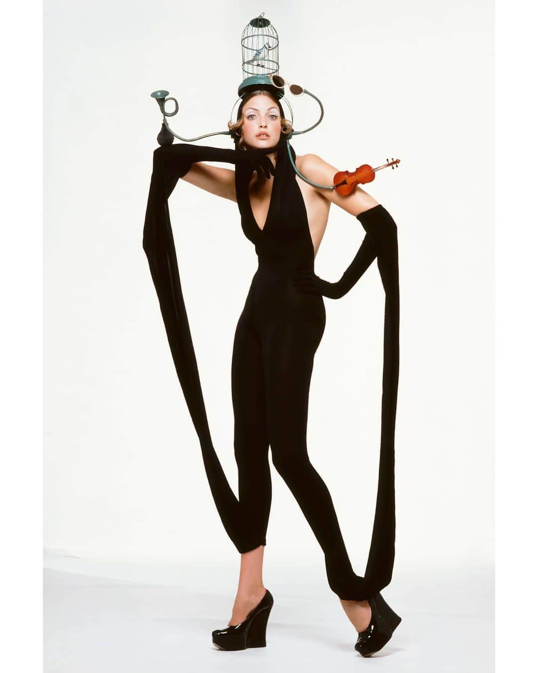 マリオ・テスティーノのインスタグラム：「Nadja has the perfect body for this outfit, as she was known to have the longest legs in the business. Fabulous in the studio as well as on the catwalk. This shot was done early on in my career, when I started working with Carine for French Glamour. These were amazing years of freedom, we would shoot the best outfits for magazines before a more commercial point of view took over. I have not done white background images that often, as the outdoors have always called me, but we had many laughs in these shoots. Everything was a bit trial and error. _ Nadja tiene el cuerpo perfecto para este look, se decía que tenía las piernas más largas en nuestra industria. Fabulosa tanto en el estudio como en la pasarela. Esta foto es de los comienzos de mi carrera, cuando empecé a trabajar con Carine para Glamour Francia. Fueron años increíbles de libertad, fotografiamos los mejores trajes para las revistas antes de que todo tomara un punto de vista más comercial.  No he hecho imágenes de fondo blanco con frecuencia porque siempre me han llamado los exteriores, pero recuerdo cuánto nos divertíamos en estas sesiones. Todo era un poco ensayo y error.   #1992 #NadjaAuermann #CarineRoitfeld #MarioTestino」