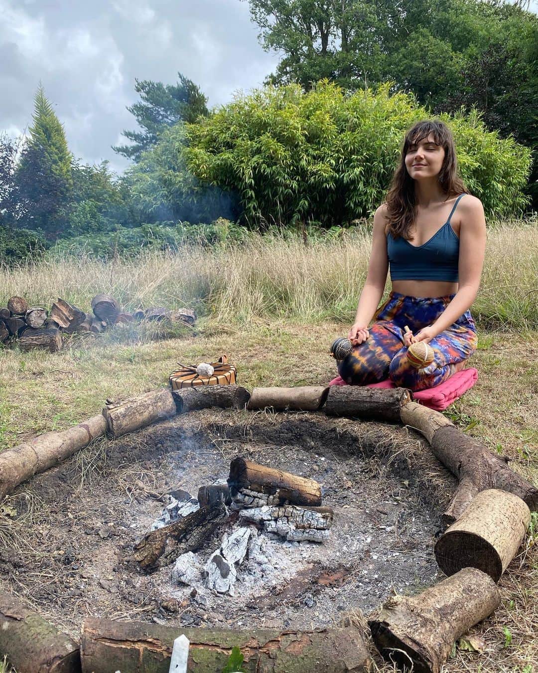 Amelia Zadroのインスタグラム：「nourishment of nature, fire, muddy toes, heart singing, cuddles, sisterhood, homegrown foood 🥰🥰🥰」