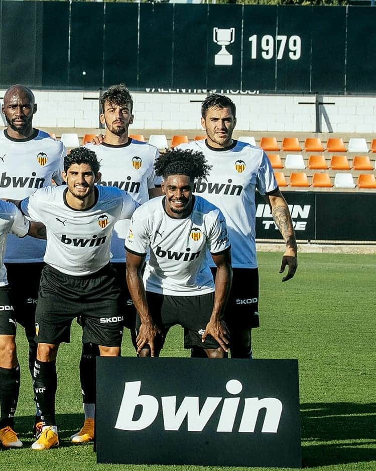 バレンシアCFさんのインスタグラム写真 - (バレンシアCFInstagram)「We are ON 🙌🏽 Primer XI de la pretemporada 🦇⚽  Sigue el #VCFCastellón en DIRECTO en la app y la web oficiales, o escúchalo en #VCFRadio」8月23日 2時16分 - valenciacf