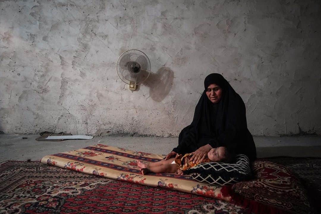 National Geographic Creativeさんのインスタグラム写真 - (National Geographic CreativeInstagram)「Photo by Abdullah Dhiaa Aldeen @abdullalii, An Iraqi woman sings a lullaby to her grandchild so she can go to sleep in the excruciating heat during an electricity blackout in their neighborhood in Karbala, Iraq. To view more of my work please follow me @abdullalii」8月23日 2時19分 - natgeointhefield