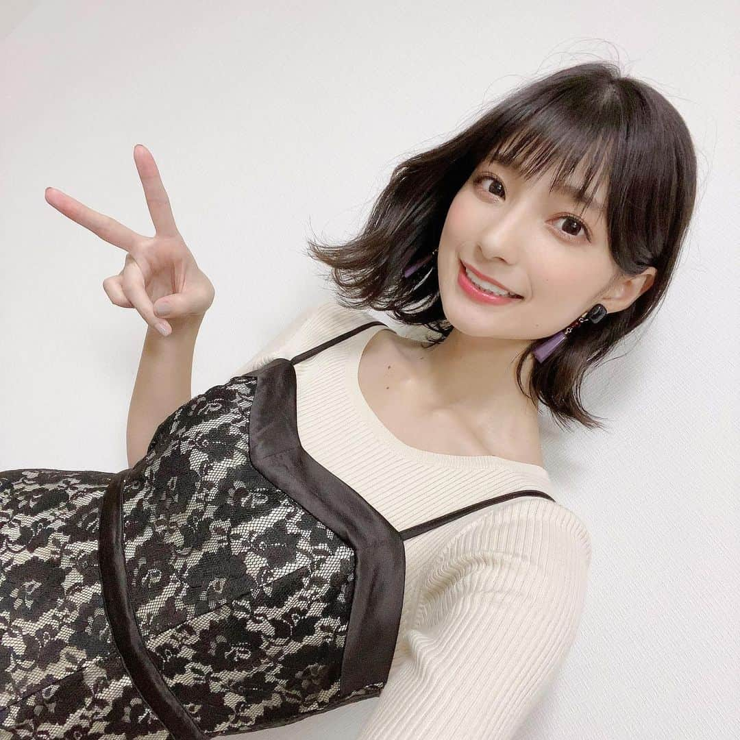 高野麻里佳のインスタグラム：「. . #メイクさんに感謝  今日は久々に長い付き合いのメイクさんと 再会できてフルメイクしてもらえました♪ . こんな日はメイクを落とすのが勿体なくて 鏡をいっぱい見て研究しちゃう！ . アイラインの引き方も ツヤ感とパウダーの色味の乗り方も 髪の巻き方セットの仕方なにもかも 自分ではできない技巧です…✨ . 毎日これだけできたら ルンルンで出発できるのになぁ〜🤔 . ではでは おやすみなさい💤  .」