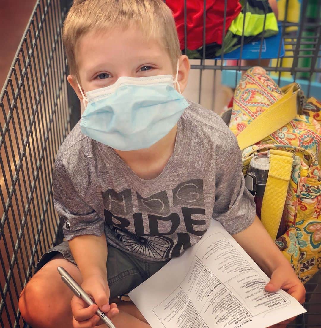 デリック・ディラードのインスタグラム：「🎉Back to School shopping! It was so much fun to do it together.  . . ⬆️ Swipe up in my stories to watch the video or visit www.dillardfamily.com or our YouTube channel (link in story highlights)!」