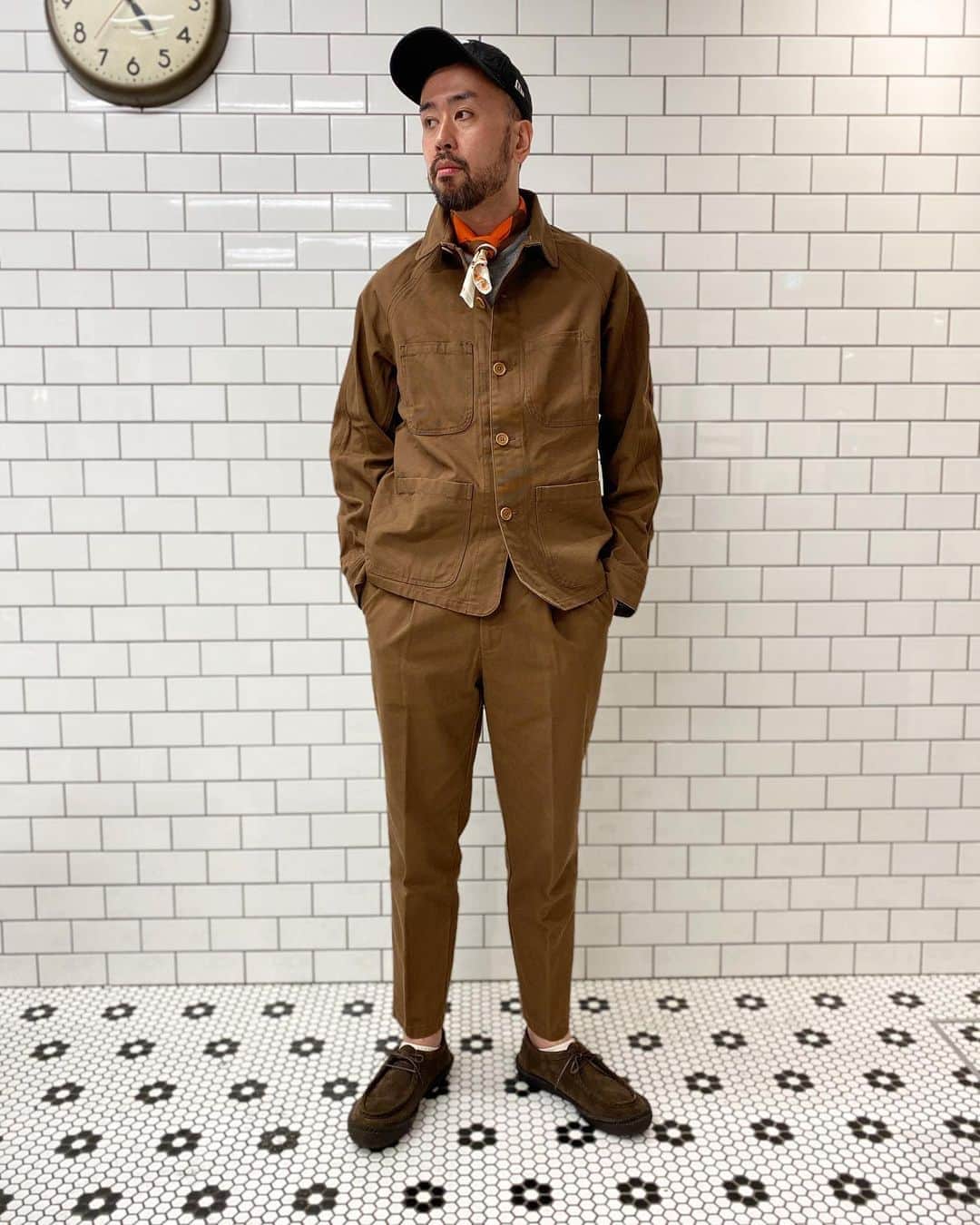 のインスタグラム：「FSC STAFF STYLE-GINZA SIX  Jacket:US DUCK CHORE JKT Price:¥26,000+tax  Bottom:US DUCK ONE TUCK PT Price:¥19,000+tax Shoes: tarte Price:¥42,000+tax   Person:ISHIHARA Tall:182cm 着用サイズ Jacket:M Bottom:M  #freemansportingclub #fscginza #henderscheme #ginzaslx #menswear」