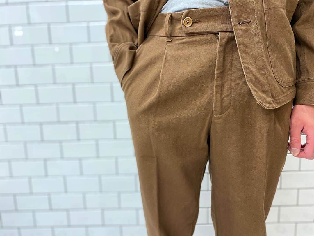 のインスタグラム：「FSC STAFF STYLE-GINZA SIX  Bottom:US DUCK ONE TUCK PT Price:¥19,000+tax  Person:ISHIHARA Tall:182cm 着用サイズ Bottom:M  #freemansportingclub #fscginza #ginzaslx #menswear」