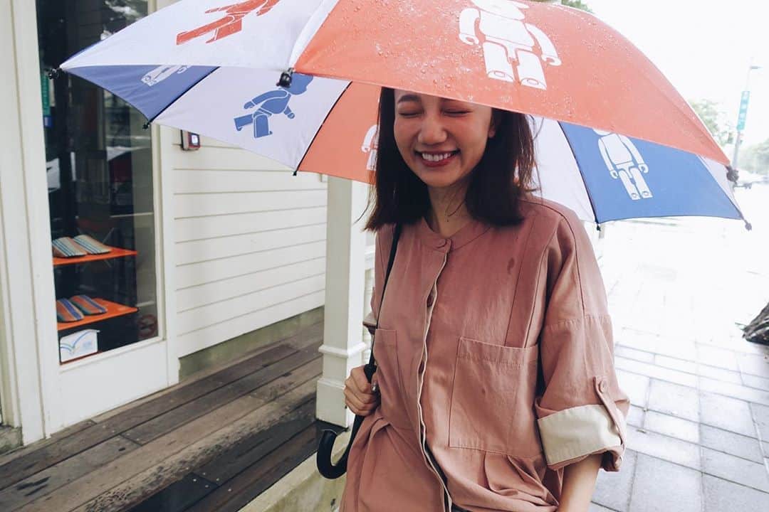 謝琦琦（Kiki）さんのインスタグラム写真 - (謝琦琦（Kiki）Instagram)「第一次穿自家的衣服走在街上 就是一個風大雨大媲美颱風天的天氣來迎接我 拍其他家的外景日怎麼從來沒遇到這種天氣咧  長版罩衫.格紋褲/ @no.11official」8月23日 13時25分 - kikihsieh