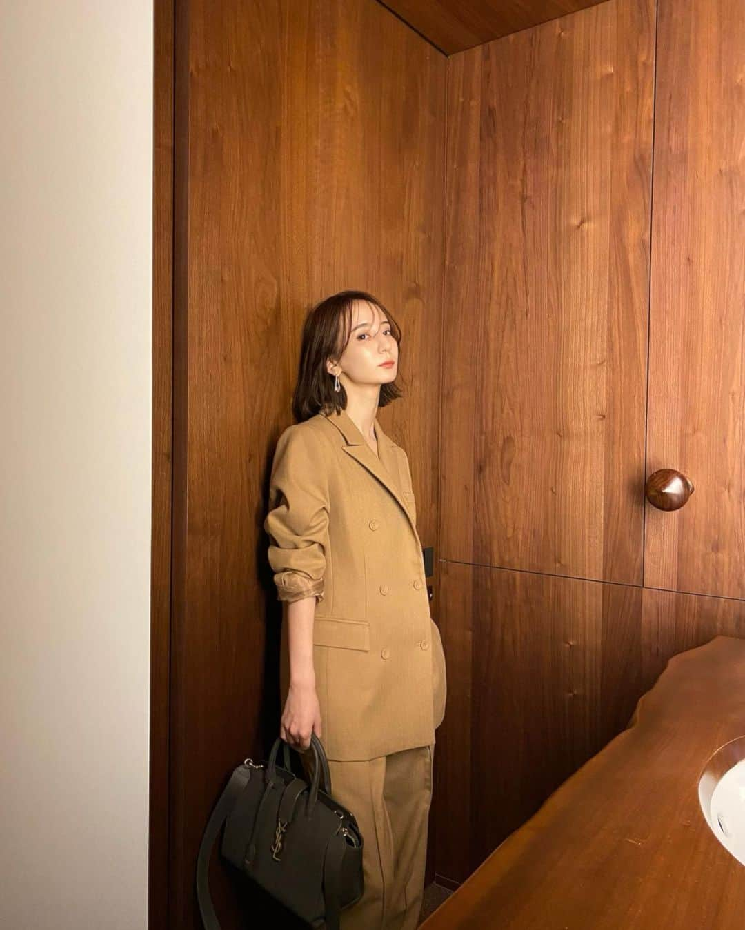 佐藤涼実さんのインスタグラム写真 - (佐藤涼実Instagram)「today's #ootd 🌕 DUBLE BREASTED JACKET HIGHWAIST TACK PANTS SHOULDER CUT OVER BLOUSE  @louren__official  #louren__official #louren_2020autumn」8月23日 13時29分 - suzumi_sato