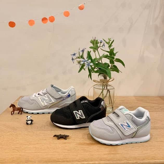 こども ビームスさんのインスタグラム写真 - (こども ビームスInstagram)「【new arrival】 ＜NEW BALANCE＞IZ996、YV996 . 定番人気の996シリーズ✨ “N”ロゴのキラキラが可愛いシューズが入荷しました❗️ クッション性に優れたソールで、学校や幼稚園、保育園にぴったりのシューズです👟✨ . ▶︎IZ996 カラー:GREY、BLACK サイズ:12-16,5cm(0,5cm刻み) ¥4,900+税  ▶︎YV996 カラー:GREY サイズ:17-24cm(0,5刻み) ¥5,400+税  . 【セール品がさらに10％OFF❗️ 「LAST OFF」開催中✨】  ビームス各店舗では、8月15日（土）より「LAST OFF」を開催中。 セール品が更に10％OFFになる大変お得なこの期間に、ぜひお買い物をお楽しみください❗️  開催期間: 2020年8月15日（土）～8月31日（月） 開催店舗 全国のビームス各店舗（一部店舗を除く） ビーミング ライフストア by ビームス店舗   . 新型コロナウィルスの感染拡大を防止し、お客様とスタッフの安心安全を守るため、衛生管理体制にて営業いたします。  ご迷惑をお掛けし申し訳ございませんが、何卒ご理解ご協力のほど、宜しくお願い申し上げます。  ビームス各店舗の営業状況につきましては、施設、店舗へお問い合わせください。  . #newbalance #ニューバランス #ニューバランスベビー #ニューバランスキッズ #ニューバランス996  #あかちゃん #ベビー #ベビーシューズ #キッズシューズ #シューズ #ニューバランスシューズ #保育園準備  #幼稚園準備  #新学期準備 #ニューシューズ #キラキラ #ロゴマーク #出産祝いギフト  #誕生日ギフト #kodomobeams  #beams  #daikanyama  #こどもビームス  #ビームス  #代官山 新作アイテムはプロフィールのリンク🔗からビームス公式サイト、こども ビームスページをチェック❗️ ※お問い合わせにつきましては、お電話にて承ります。」8月23日 12時02分 - kodomo_beams