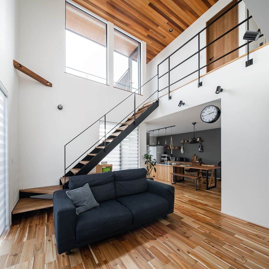 ルポハウス一級建築士事務所さんのインスタグラム写真 - (ルポハウス一級建築士事務所Instagram)「・ ・ ・ 窓からの射す光とスケルトン階段で、明るさと開放感をかなえた吹き抜けリビング。 ・ ネイトビーツの無垢フロア、レッドシダーの天井といった自然素材が、暮らしに温もりをプラスします。 ・ ・ ・ 𓐌𓐌𓐌𓐌𓐌𓐌𓐌𓐌𓐌𓐌𓐌𓐌𓐌𓐌𓐌𓐌𓐌𓐌  ルポハウスの施工事例はこちらまで☞ @reposhouse  𓐌𓐌𓐌𓐌𓐌𓐌𓐌𓐌𓐌𓐌𓐌𓐌𓐌𓐌𓐌𓐌𓐌𓐌 #ルポハウス は#ちょっとかっこいい家 を"友人のために" という思いでつくっています。 一生に一度の#マイホーム。 「あなたにしかできない」×「ルポハウスだからできる」で、 私たちだけの#家づくり を思いっきり楽しんでみませんか？！ ・ ・ ・ #住宅 #注文住宅 #新築一戸建て #デザイナーズ住宅  #一級建築士事務所 #設計事務所  #滋賀県大津市 #滋賀県草津市 #滋賀県栗東市  #滋賀県近江八幡市 #ネイトビーツ #無垢の床 #スケルトン階段 #レッドシダーの天井 #吹き抜けリビング #吹抜けリビング」8月23日 11時57分 - reposhouse