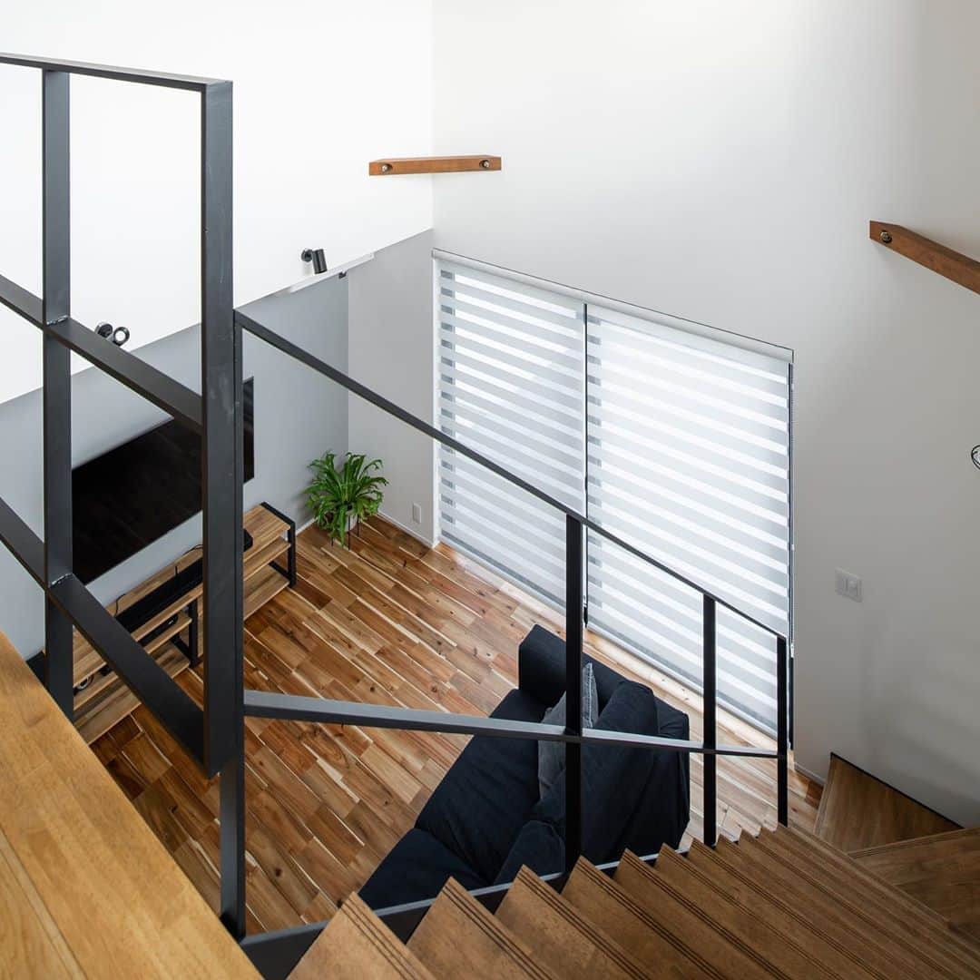 ルポハウス一級建築士事務所さんのインスタグラム写真 - (ルポハウス一級建築士事務所Instagram)「・ ・ ・ 窓からの射す光とスケルトン階段で、明るさと開放感をかなえた吹き抜けリビング。 ・ ネイトビーツの無垢フロア、レッドシダーの天井といった自然素材が、暮らしに温もりをプラスします。 ・ ・ ・ 𓐌𓐌𓐌𓐌𓐌𓐌𓐌𓐌𓐌𓐌𓐌𓐌𓐌𓐌𓐌𓐌𓐌𓐌  ルポハウスの施工事例はこちらまで☞ @reposhouse  𓐌𓐌𓐌𓐌𓐌𓐌𓐌𓐌𓐌𓐌𓐌𓐌𓐌𓐌𓐌𓐌𓐌𓐌 #ルポハウス は#ちょっとかっこいい家 を"友人のために" という思いでつくっています。 一生に一度の#マイホーム。 「あなたにしかできない」×「ルポハウスだからできる」で、 私たちだけの#家づくり を思いっきり楽しんでみませんか？！ ・ ・ ・ #住宅 #注文住宅 #新築一戸建て #デザイナーズ住宅  #一級建築士事務所 #設計事務所  #滋賀県大津市 #滋賀県草津市 #滋賀県栗東市  #滋賀県近江八幡市 #ネイトビーツ #無垢の床 #スケルトン階段 #レッドシダーの天井 #吹き抜けリビング #吹抜けリビング」8月23日 11時57分 - reposhouse