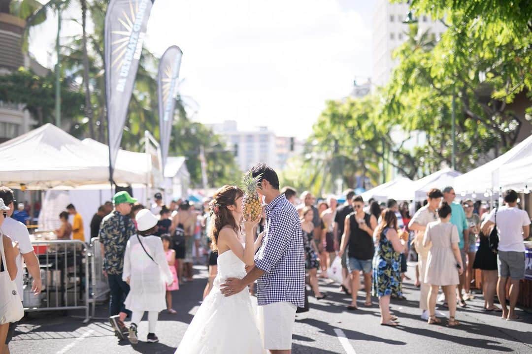 RealWeddingsのインスタグラム：「Waikiki Town×Pineapple🍍♡ . Planning:@realweddings_hawaii﻿ Photo:@visionarijapan﻿  @ryanophoto  Hair&Make Up:@rie_utahm﻿ ﻿.  #ハワイ挙式#ハワイウェディング#ハワイ婚#リゾ婚#リゾ婚ハワイ#海外ウェディング#ハワイ結婚式#プレ花嫁#フォトウェディング#海外挙式#花嫁準備#日本中のプレ花嫁さんと繋がりたい#全国のプレ花嫁さんと繋がりたい#リゾートウェディング#2020冬婚#2021春婚#結婚式準備﻿ #hawaii#wedding#instawedding#instaphoto#hawaiiwedding#hawaiiweddingplanner#realweddings_hawaii」