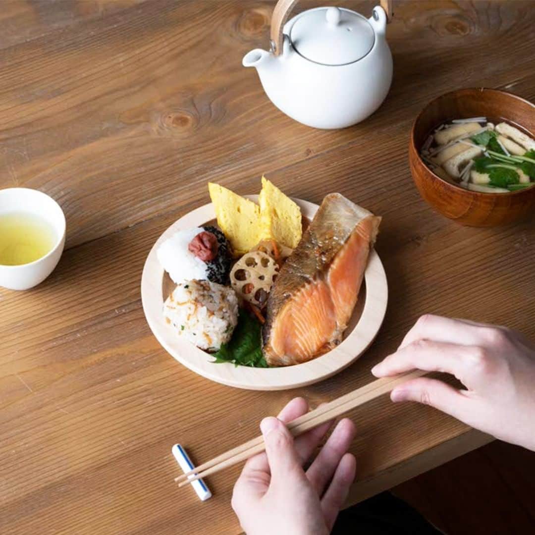 Otto Japan(オットージャパン) さんのインスタグラム写真 - (Otto Japan(オットージャパン) Instagram)「木製のお皿で食卓に変化。食洗器OKでお手入れも簡単  - - - - - - - - - - - - - - - - おしゃれでどんな料理にも合って、 扱いやすいが合ったら嬉しいですよね♪  taffeta（タフタ）の木製のお皿は どんな料理にも使いやすく、 食洗器でも洗えちゃうんです！  天然の木を使っているため、 しっとりとした木目調。 温もりを感じるお皿です。  お皿はウレタン塗装でコーディングされていて、 木の素材なのに水分や熱に強いんです♪  出来立ての料理や油分が気になる料理も 気にせず使えちゃいますよ！  もちろん使っている塗料は 食品衛生基準をクリア。 安全性も重視されています。  4つのサイズがあるので、 使用用途に合わせて使えます♪  普段のお料理を木製のお皿で おしゃれにしませんか？ - - - - - - - - - - - - - - - -  ◆もっと商品について知りたい方は写真をタップ！  ================= マイモットーの商品が気になった方は「#私のマイモットー」で教えてください。 素敵な投稿は @my.motto.jp で紹介させていただきます。 =================  #木製プレート #木製ボウル #うつわ #taffeta #木の器 #kitchen #キッチン #台所 #キッチン雑貨  #キッチングッズ #テーブルコーディネート #テーブルウェア #テーブルフォト #食卓風景 #器好き #テーブルウェア #食洗器対応 #天然木 #暮らしを楽しむ #日々の暮らしを楽しむ #丁寧なくらし #暮らしの道具 #シンプルライフ #マイモットー #mymotto」8月23日 12時00分 - my.motto.jp
