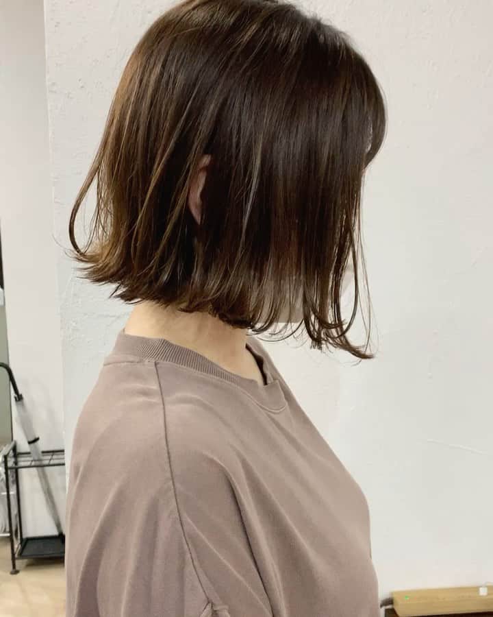 のインスタグラム：「_ ☑︎BOBを綺麗に保ちたい ☑︎自分の理想のボブになりたい ☑︎どこから見ても綺麗な髪でいたい . そんなあなたの希望叶えます☺️🍃 .  あなたの骨格、髪質 生えぐせに合わせたカット✂︎ . 2回目以降のお客様にもご来店しやすいように 【2回目以降もご利用可能な割引クーポン】 をご用意させて頂いております^ ^✨ . HOTPEPPERのページにて ご確認下さいませ✨ . 毎日のお仕事や家事、子育てで忙しい女性にも 楽にお洒落を楽しんでもらえるような ヘアスタイルを提案させて頂きます🕊🍃 . 同じ女性だからこそ、 皆さんのライフスタイルを理解し、 長い間寄り添っていける関係を 造っていけたらと思ってます☺︎ . ご予約はTOP又はDMより！ もちろん、DMからのご相談もお待ちしております！ . 【衛生ガイドライン】 ・出勤スタッフの削減 ・出勤前の体温チェック、 　こまめな手洗い消毒とうがい ・スタッフ全員のマスク着用 ・窓の開放による換気と、 　高性能空気清浄機の設置 ・セット面の間隔、 　お客様同士の間隔を広く ・お客様毎の席の消毒 （滞在時間はお客様専用の席とします) . 【以下に該当するお客様のご来店をお控え下さい】 ・感染者、及び感染の疑いがある方 ・体温が37.5度以上ある方 ・だるさ（倦怠感）や息苦しさ（呼吸困難）がある方 ・咳が頻繁に出る方 ・感染濃厚接触者と思われる方 ・１４日以内海外渡航歴がある方  １日も早く平凡な日々が訪れるますように。 皆様のご健康を心よりお祈り申し上げます。  場所： KILLA(旧RODGE)  東京都渋谷区神宮前6-18-14 JS神宮前プロパティ４F TEL：03-6712-6360  - [ ] #ボブ#ミニボブ#ショートボブ#透明感カラー#外国人風カラー#アディクシーカラー#イルミナカラー#グレージュ#ハイライト#ミルクティーベージュ#ショートヘア#マッシュショート#バッサリカット#ハンサムショート#丸みショート#イメチェン#髪質改善#オレンジカラー#オレンジブラウン#小顔カット#夏ヘアー#ココアブラウン#ブランジュ#シアーベージュ#ginza#giselle#fudge#cluel#ar」