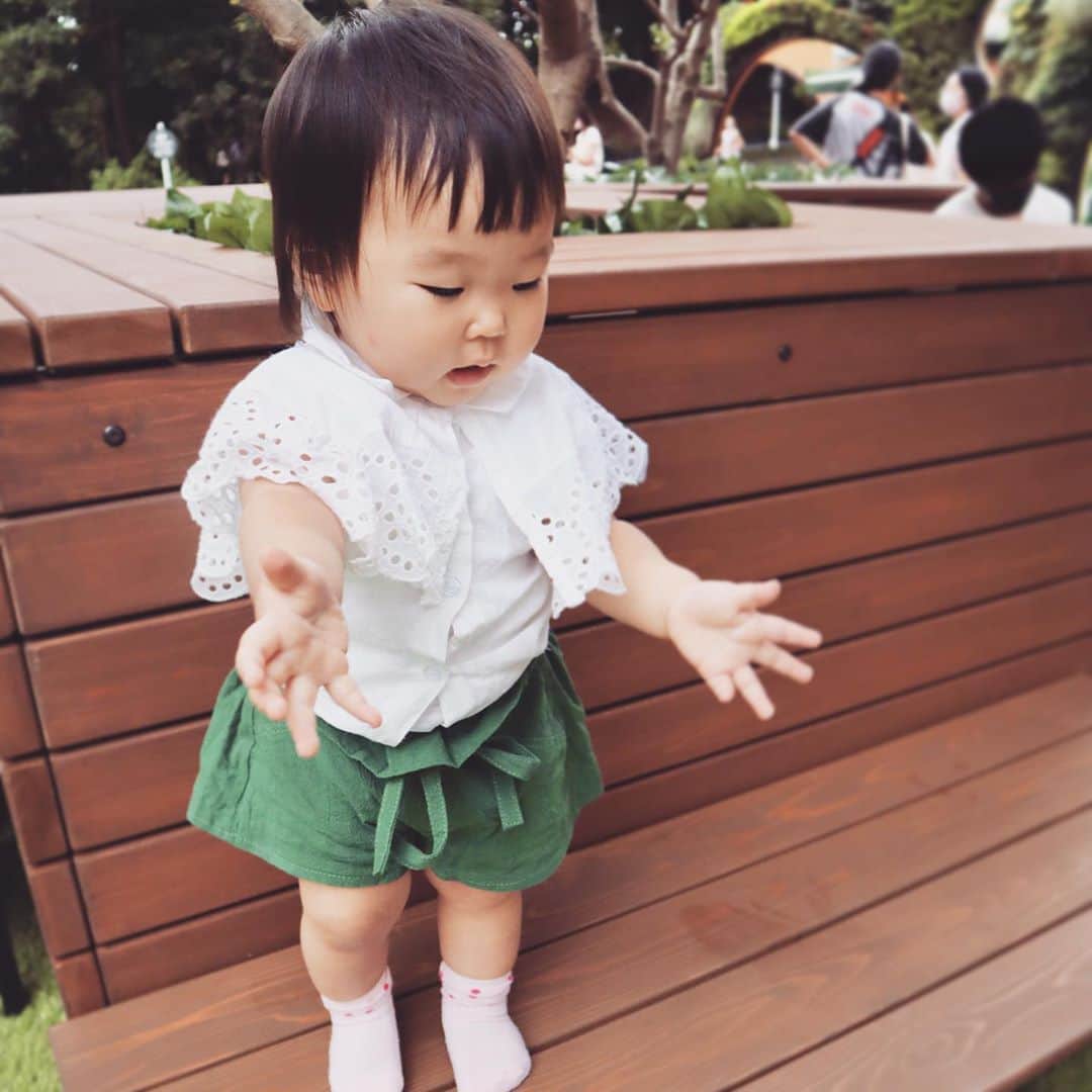 DJ YURiAのインスタグラム：「💚💚💚 ﻿ 可愛いお洋服が届いたので﻿ ご紹介🌿 ﻿ デザインが素敵な白ブラウスと﻿ グリーンのショートパンツ☺️﻿ ﻿ 最近気をつけていれば﻿ そんなにお洋服が汚れないので﻿ 白系着てます♡  マタニティ服なども すごく可愛いので﻿ 是非チェックして みてください💛﻿ ➡️ @kaitas_jp  ﻿ ﻿ ﻿ ﻿#kaitas_jp #komachi_fashion  #mylittlegirl﻿ #16monthsold﻿ #生後16ヶ月﻿ #1歳4ヶ月﻿ #べいびーすぅ﻿ #むちむち﻿ #新米ママ﻿ #女の子ママ﻿ #赤ちゃんのいる生活﻿ #キッズコーデ﻿ #ベビー﻿ #成長記録　﻿」