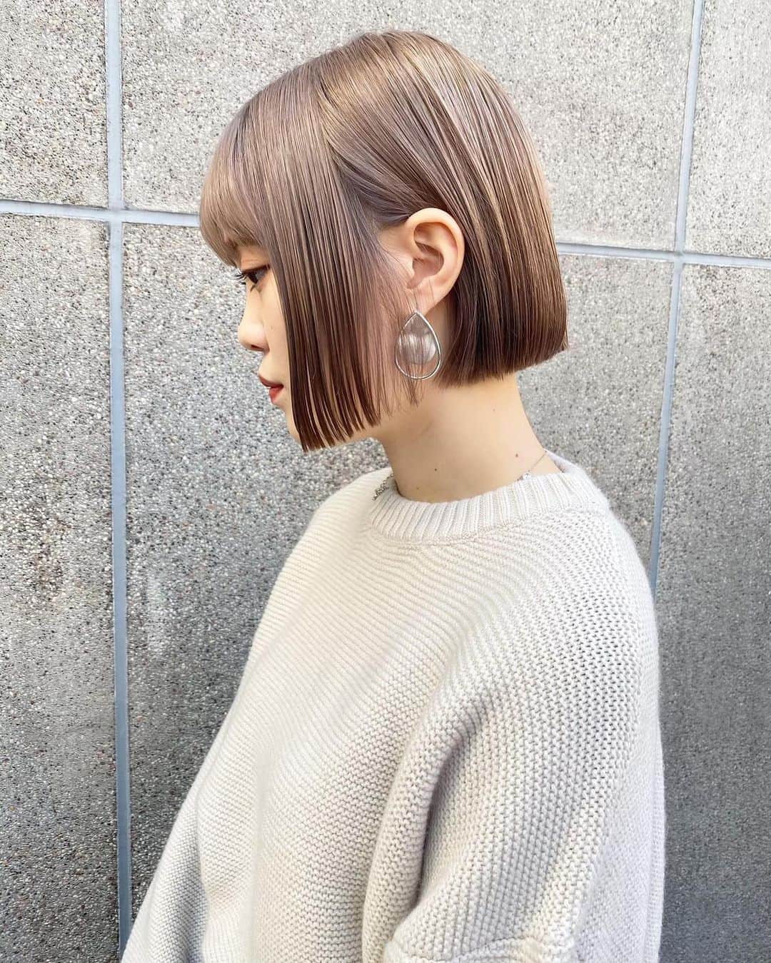 のインスタグラム：「_ ☑︎BOBを綺麗に保ちたい ☑︎自分の理想のボブになりたい ☑︎どこから見ても綺麗な髪でいたい . そんなあなたの希望叶えます☺️🍃 .  あなたの骨格、髪質 生えぐせに合わせたカット✂︎ . 2回目以降のお客様にもご来店しやすいように 【2回目以降もご利用可能な割引クーポン】 をご用意させて頂いております^ ^✨ . HOTPEPPERのページにて ご確認下さいませ✨ . 毎日のお仕事や家事、子育てで忙しい女性にも 楽にお洒落を楽しんでもらえるような ヘアスタイルを提案させて頂きます🕊🍃 . 同じ女性だからこそ、 皆さんのライフスタイルを理解し、 長い間寄り添っていける関係を 造っていけたらと思ってます☺︎ . ご予約はTOP又はDMより！ もちろん、DMからのご相談もお待ちしております！ . 【衛生ガイドライン】 ・出勤スタッフの削減 ・出勤前の体温チェック、 　こまめな手洗い消毒とうがい ・スタッフ全員のマスク着用 ・窓の開放による換気と、 　高性能空気清浄機の設置 ・セット面の間隔、 　お客様同士の間隔を広く ・お客様毎の席の消毒 （滞在時間はお客様専用の席とします) . 【以下に該当するお客様のご来店をお控え下さい】 ・感染者、及び感染の疑いがある方 ・体温が37.5度以上ある方 ・だるさ（倦怠感）や息苦しさ（呼吸困難）がある方 ・咳が頻繁に出る方 ・感染濃厚接触者と思われる方 ・１４日以内海外渡航歴がある方  １日も早く平凡な日々が訪れるますように。 皆様のご健康を心よりお祈り申し上げます。  場所： KILLA(旧RODGE)  東京都渋谷区神宮前6-18-14 JS神宮前プロパティ４F TEL：03-6712-6360  - [ ] #ボブ#ミニボブ#ショートボブ#透明感カラー#外国人風カラー#アディクシーカラー#イルミナカラー#グレージュ#ハイライト#ミルクティーベージュ#ショートヘア#マッシュショート#バッサリカット#ハンサムショート#丸みショート#イメチェン#髪質改善#オレンジカラー#オレンジブラウン#小顔カット#夏ヘアー#ココアブラウン#ブランジュ#シアーベージュ#ginza#giselle#fudge#cluel#ar」