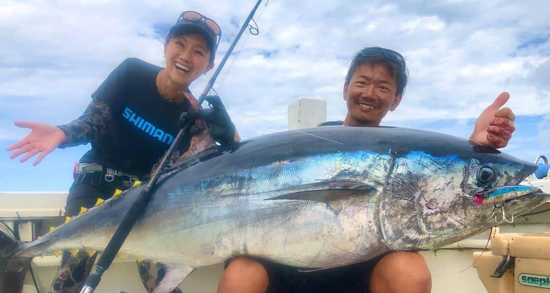 福島和可菜さんのインスタグラム写真 - (福島和可菜Instagram)「大物チャレンジ🐟は…もちろん‼️  🔥リベンジ🎣🔥  津軽海峡でのクロマグロ様です✨🐟✨  普段は九州でサンライズのキャプテンをしている田代誠一郎さんが釣りました👍👍👍👍👍 （私ではございません😭）  さすが過ぎる😳‼️  キャスティングからフッキング、 ファイトに取り込みまで、全てがパーフェクト😆  近くで見ていて大興奮😳‼️  まずは取り急ぎ☀️☀️☀️  #love #fishing #心から #楽し過ぎる #好き過ぎる #釣りが出来る幸せ #海 #感謝 #casting #サンライズ #田代誠一郎　さん @sunrise.shinkai  #プロフェッショナル #キャプテン #in #太郎丸　さん #津軽海峡 #フラッシュブースト #バブルディップ #モテモテ #ルアー #SHIMANO #釣り #大物 #ocean #sea #‪🎣‬ #🐟 #✨ #❤️ #🥰」8月23日 12時13分 - fukushimawakana