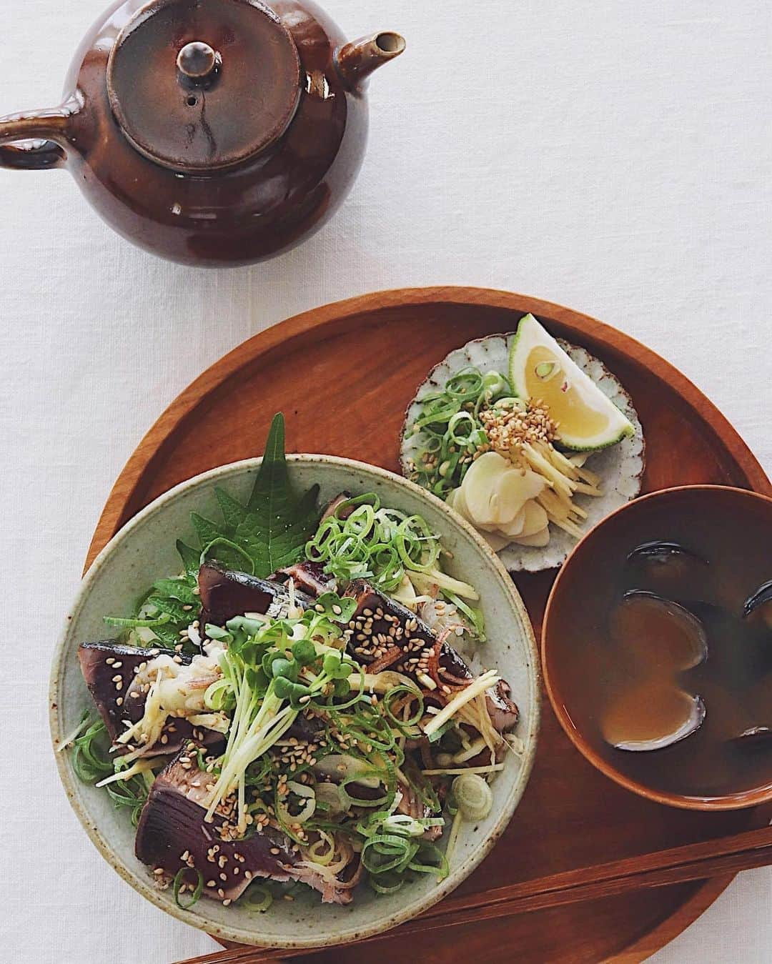 樋口正樹さんのインスタグラム写真 - (樋口正樹Instagram)「Katsuo don lunch . お昼に鰹のタタキのっけご飯、 薬味野菜をたっぷりと和えて、 前半は塩、後半は出汁かけて。 . あと昨晩少し飲み過ぎたので しじみ味噌汁で労わることに。 . . #鰹のタタキ丼 #鰹のたたき丼 #鰹のたたき #薬味たっぷり #のっけごはん #お昼ごはん #しじみの味噌汁 #katsuodon #sundaylunch」8月23日 12時18分 - higuccini