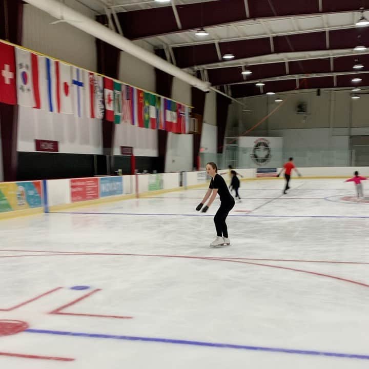 ナタリヤ・ポポワのインスタグラム：「“Strength is in the struggle “⛸✨ Nice work Alyssa! #persistence #figureskating #flexibility」