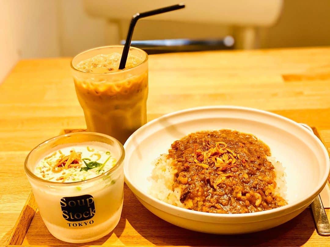 大越かず江さんのインスタグラム写真 - (大越かず江Instagram)「✨成長✨  子供の頃からカレーライスは大好きだった🥄 大人になった今でも カレーライス大好きなんだなぁ♥️(*˘︶˘*).｡.:*♡ ♥️  成長してるのかなぁ？ わたし✨(*>ω<)✨？？？   ❁❀✿✾❁❀✿✾❁❀✿✾❁❀✿✾  ✨ Growth ✨  I loved curry rice since I was a kid 🥄 Even now as an adult I love curry rice ♥️(*˘︶˘*)...:*♡ ♥️  Is it growing? Me ✨(*>ω<)✨? ? ?   ❁❀✿✾❁❀✿✾❁❀✿✾❁❀✿✾   #soupstocktokyo   #成長   #growth   #カレーライス   #curry」8月23日 12時30分 - bluemoonseasky