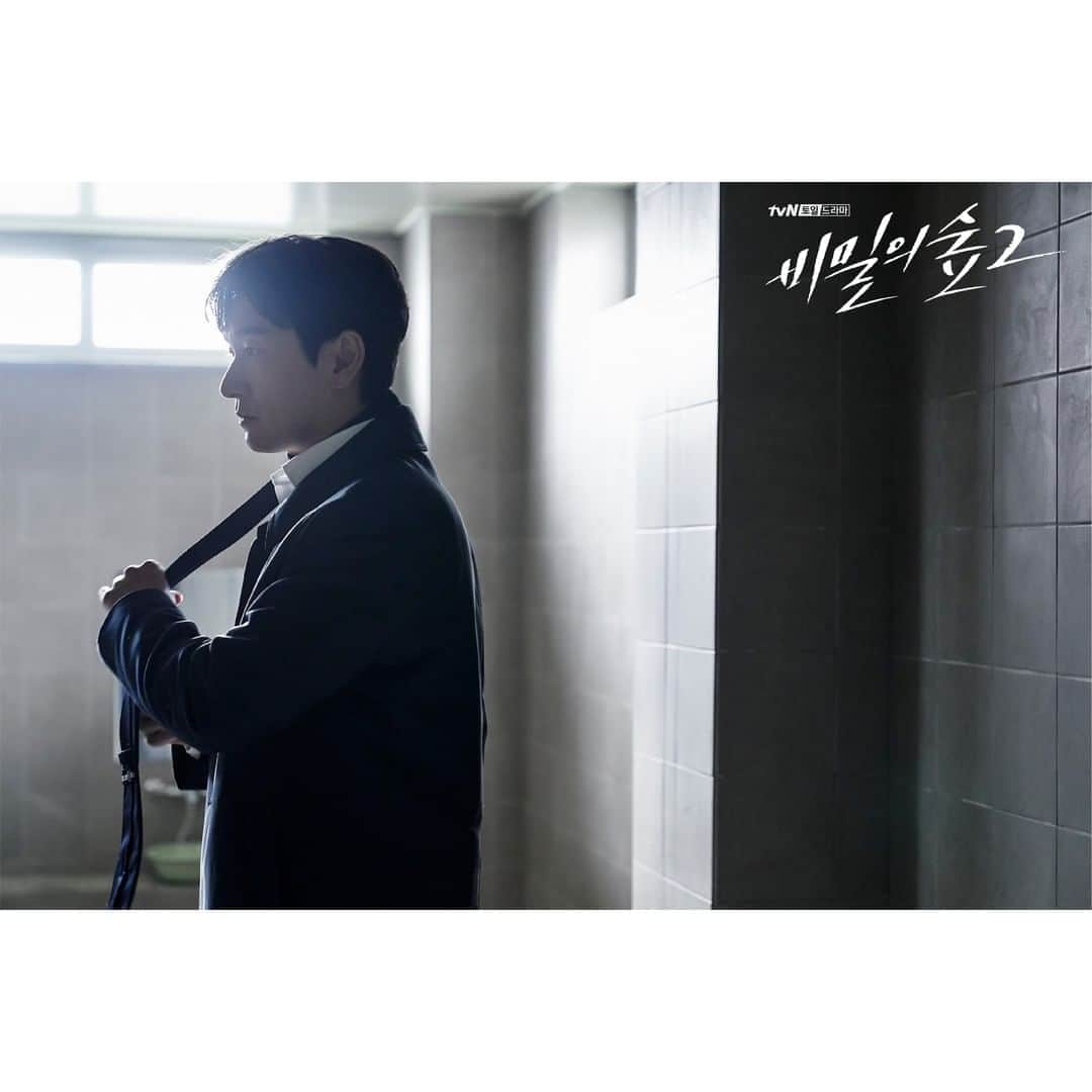 tvN DRAMA【韓国】さんのインスタグラム写真 - (tvN DRAMA【韓国】Instagram)「빠지면 섭섭한 시목레이션🧐 이 부분 연출에서 입틀막한 사람 나야 나ㅠㅠㅠ ⠀ #비밀의숲2 매주 [토일] 밤 9시 tvN 방송 #침묵을원하는자모두가공범이다 #비숲 #tvN #토일드라마 #조승우 #배두나 #전혜진 #최무성 #이준혁 #윤세아」8月23日 12時30分 - tvn_drama