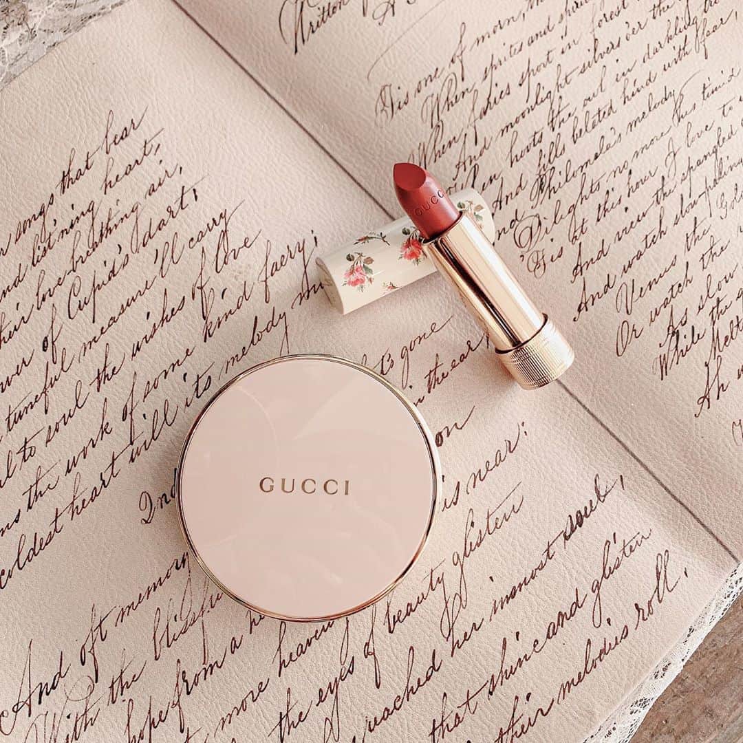 郭圈圈さんのインスタグラム写真 - (郭圈圈Instagram)「必須拍個寫真 @guccibeauty  真的太美了✨ 而且粉餅味道好香♥️ 謝謝 @sung_gigi 的生日禮物🎁🥰」8月23日 12時32分 - helloiamlea