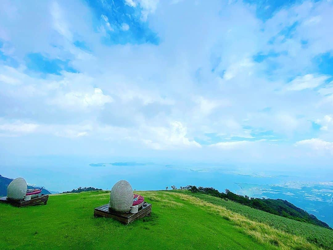 大島央照さんのインスタグラム写真 - (大島央照Instagram)「心を解放して、思いきり深呼吸できる場所へ  Café 360  #cafe360 #琵琶湖テラス #sky #琵琶湖 #絶景 #テラス #biwako #滋賀 #shiga #湖 #開放感 #360 #cafe #photo  #trip #photography #photogenic #ある日 #思い切り深呼吸できる場所に #ストレスをためない生活 #心の解放 #熱中症には気をつけて #水分補給　#staysafe #素敵な休日に」8月23日 12時32分 - chiakioshima