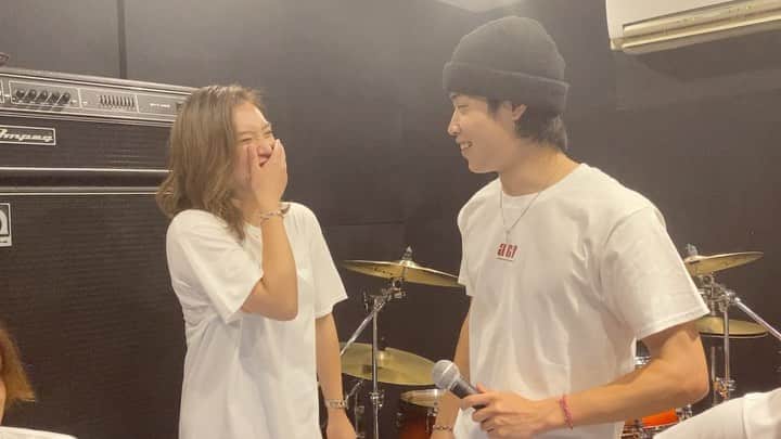 acaneのインスタグラム：「・ TikTokの有名人たちとコラボした😂🙌 『丸の内サディスティック / 椎名林檎』 ・ TENSONG @10song_tr 今年の4月から本格的に 音楽活動始めたんやって。 それでTikTok40万人超えは ほんとヤバすぎ理解不能。爆笑 ・ でもみんな素敵な子たちだったなあ、 みんなで調子乗るなって言い合いよって まじでかわいかった。 #誰 ・ あかねもがんばろうほんとに。😭🙏💘 ・ たか坊 @tkb_tr_10song たくまん @t9m_tr_10song アルフィー @alf_tr_10song ・ 社長 @ryushi7tr リロ @hiro_tr_10song コタ @kota_tr_10song ・ #丸の内サディスティック #椎名林檎 #TENSONG #acane #acanecover」