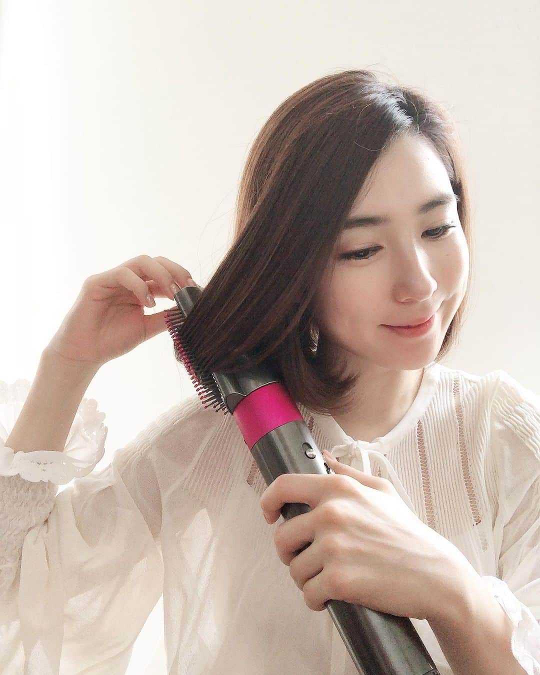 髙田麻紀子のインスタグラム：「❤︎ . 1台3役になる Dyson Airwrap💕 風で自動的に巻きつくので簡単にスタイリングができました！過度な熱に頼らないので、ダメージも軽減してくれそう☺️お洒落な収納ボックスも素敵です✨  @dysonhair_jpではダイソンエアラップ、そして髪に関する最新情報をいつも発信しています。ぜひチェック＆フォローしてみてください💗  #ダイソンビューティー #エアラップ　#pr」