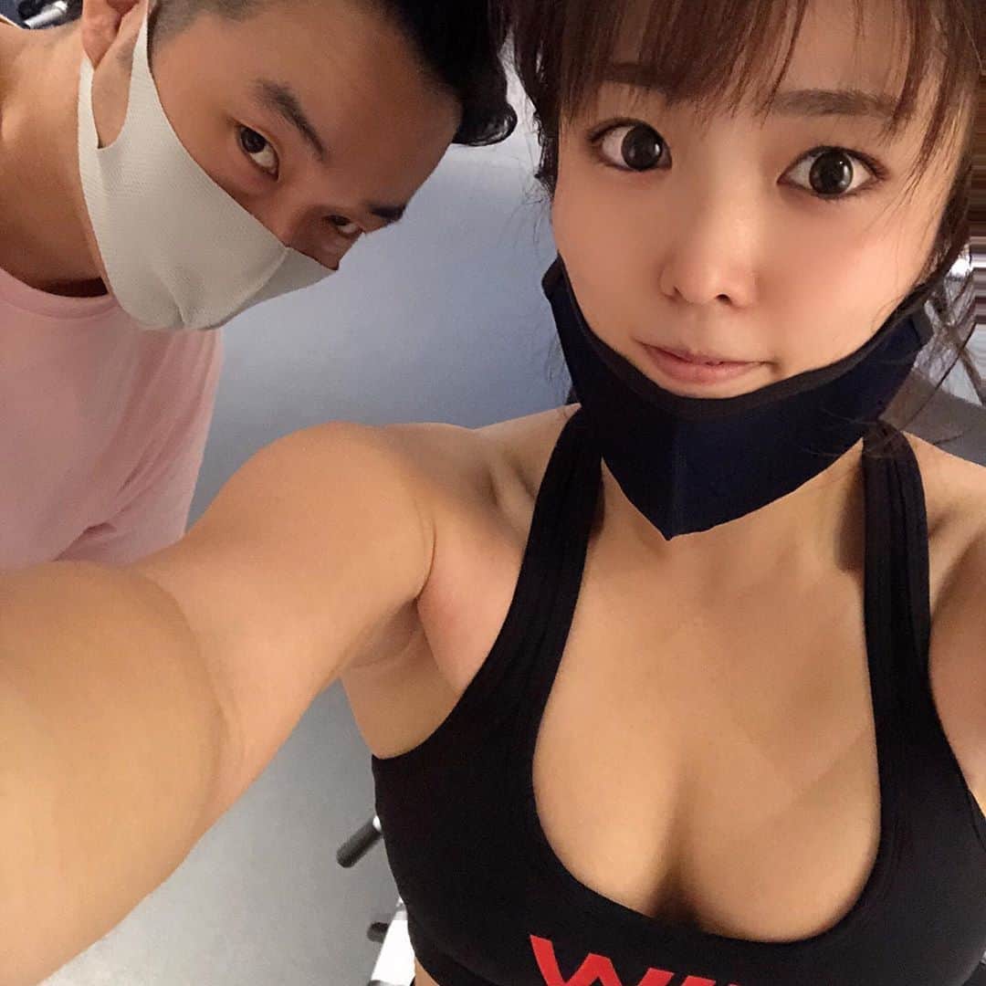 みのり(26)＠東京 ダイエットのインスタグラム：「《 NARITOREsessionきろく✏️》 . 4日前にナリトレ( @naritore )に行ったんだけど 筋肉痛がとれなくて3日勤地獄を見た どうもみのりです✌️ . . トレーニングの頻度を減らしてるからなのか 全身の細胞がミシミシいうのがわかるよ😂トホホ . . お尻は、脂肪がついて マルッとしてるので、イイネと思ったら good👍ボタンをよろしくね❤️ . なりさん、 お尻のトレーニング ありがとうございました！ @narinari0605 . . . 《 #minoriトレ 》 #ダイエット #diet #ダイエッター  #fitness #筋トレ  #パーソナルトレーナー #腹筋女子 #ボディメイク  #トレーニング  #training #腹筋 #コロナ太り　#アフターコロナ #コロナ対策 #コロナの影響 #モチベーション #免疫力アップ  #健康生活 #motivation #食べたいけど痩せたい #rizap #ライザップ #バストアップ #筋トレ女子 #健康づくり」
