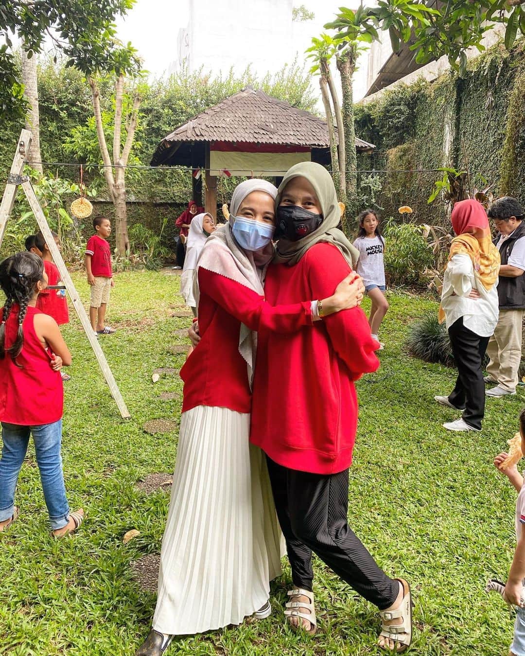 ラウディアシンシアベラのインスタグラム：「Di 17Agustusan kemaren.. Karena keponakan ku di bandung, Jadinya kumpulin anak-anaknya sepupu,temen,anak karita dan temen-temen anaknyaaa. Pokonya,kumpulin anak-anak.. hehehehe Seneeeeng!  masyAllah ❤️🤍🇮🇩 #CintaIndonesia #17agustus2020」