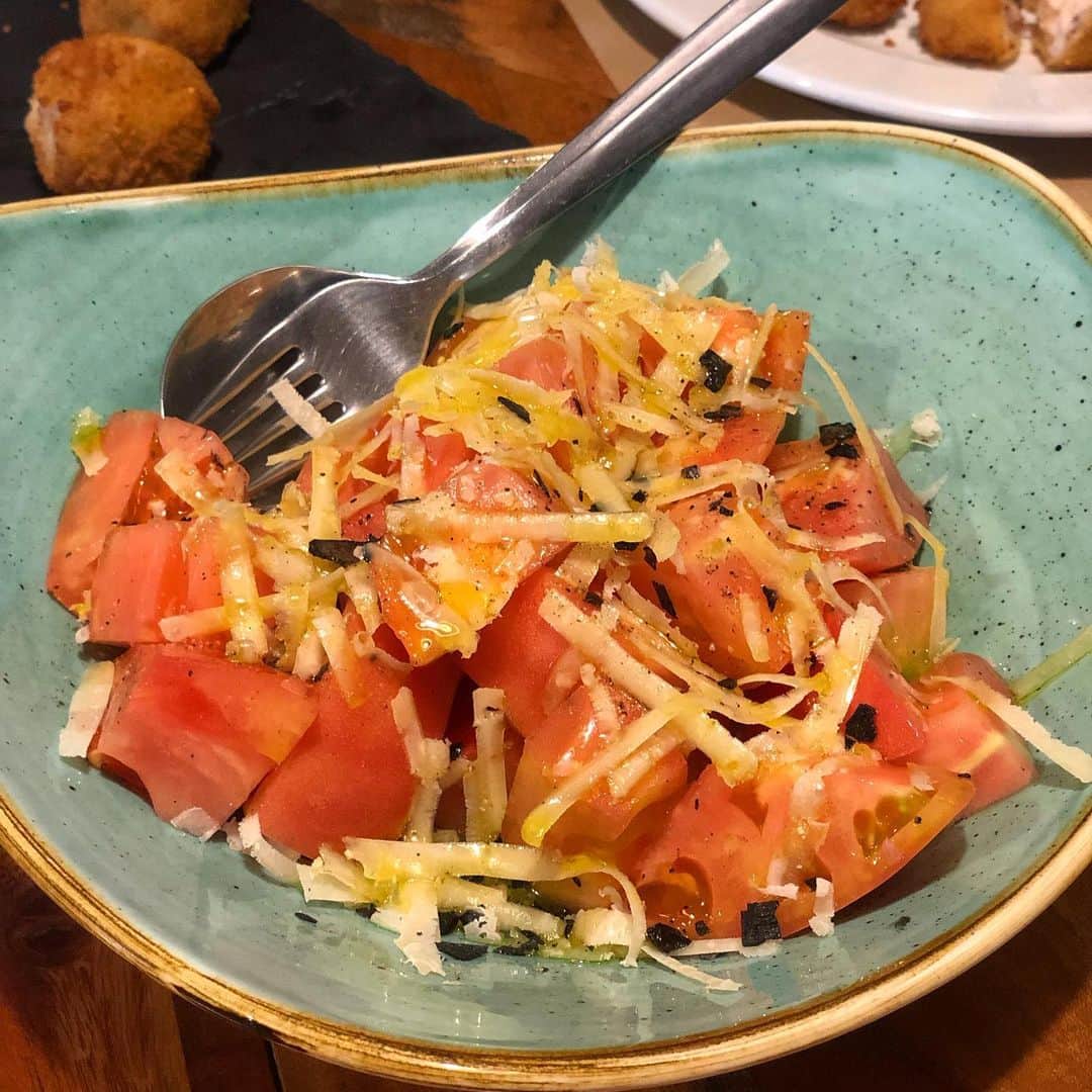 久保りささんのインスタグラム写真 - (久保りさInstagram)「My favourite salad in the summer🍅  スペインに行くと、どこのバルでもあるトマトサラダ🍅  熟したトマトに、美味しいエクストラバージンオリーブオイルがたっぷりかけて、カリカリの塩がのった、とってもシンプルなサラダなんだけど、とにかく美味しい😍  ここにビネガーを入れたり、チーズをのっけたり、自家製のツナやオリーブがトッピングされてたり😍😍  夏になると食べたくなる一品。」8月23日 12時39分 - lissa_kubo