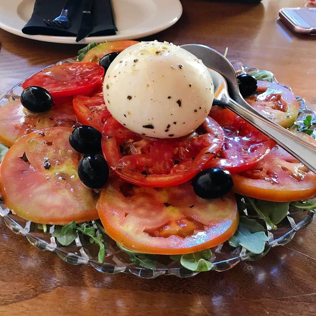 久保りささんのインスタグラム写真 - (久保りさInstagram)「My favourite salad in the summer🍅  スペインに行くと、どこのバルでもあるトマトサラダ🍅  熟したトマトに、美味しいエクストラバージンオリーブオイルがたっぷりかけて、カリカリの塩がのった、とってもシンプルなサラダなんだけど、とにかく美味しい😍  ここにビネガーを入れたり、チーズをのっけたり、自家製のツナやオリーブがトッピングされてたり😍😍  夏になると食べたくなる一品。」8月23日 12時39分 - lissa_kubo