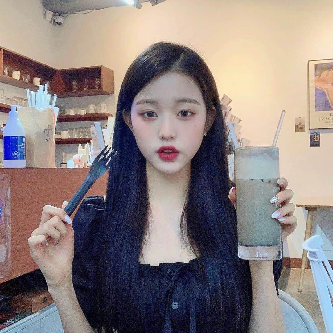 チャン・ウォニョンさんのインスタグラム写真 - (チャン・ウォニョンInstagram)「wonyoung with this hairstyle uwu 🥺🦋 #IZONE #WONYOUNG #JANGWONYOUNG #아이즈원 #장원영」8月23日 12時45分 - wonyoung__ive