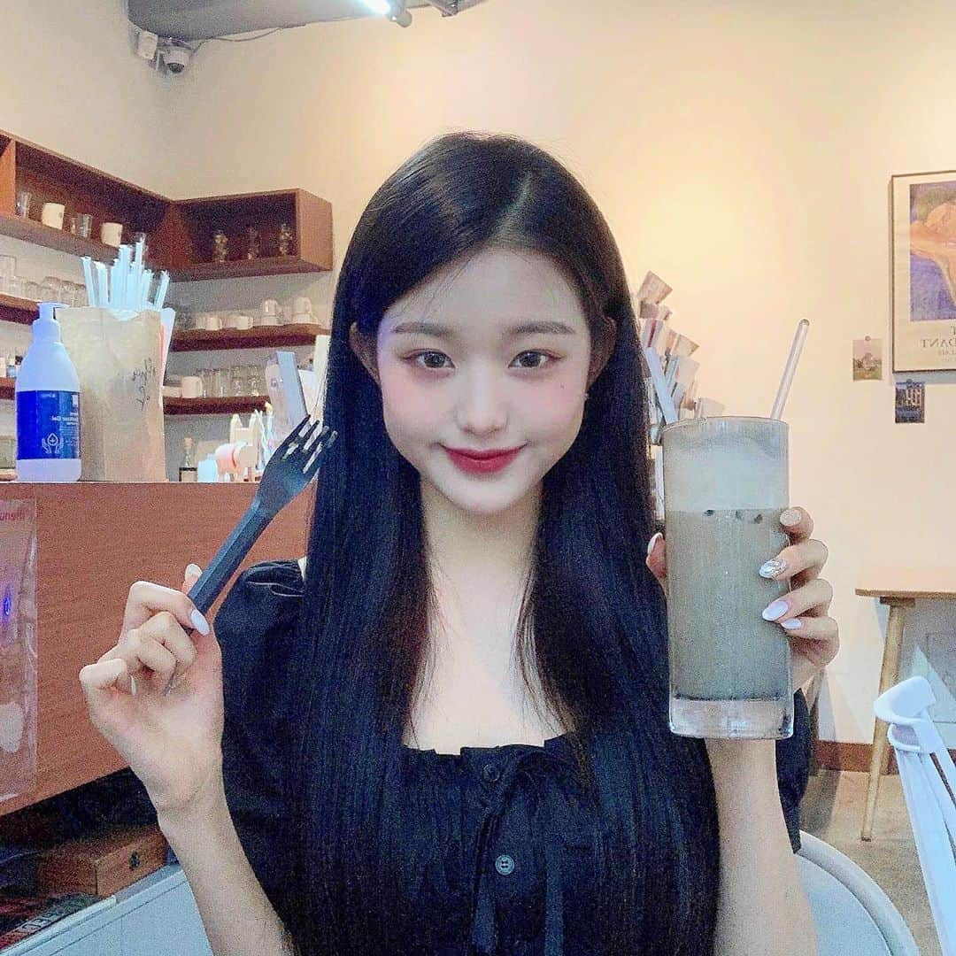 チャン・ウォニョンさんのインスタグラム写真 - (チャン・ウォニョンInstagram)「wonyoung with this hairstyle uwu 🥺🦋 #IZONE #WONYOUNG #JANGWONYOUNG #아이즈원 #장원영」8月23日 12時45分 - wonyoung__ive